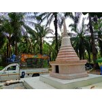 เจดีย์หินอ่อนพร้อมฐานแปดเหลี่ยม