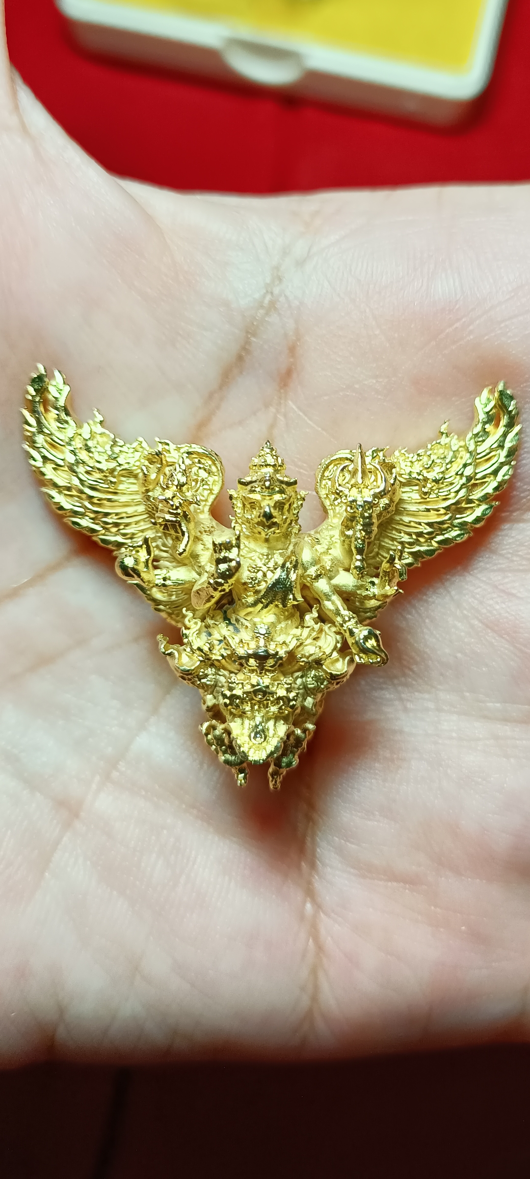 พญาครุฑ รุ่นเศรษฐีอนันต์ทรัพย์ วัดสันมะเหม้า เนื้อสัมฤทธิ์ชุบทองขัดเงาบางส่วน พิมพ์เล็ก สูง 3 ซ.ม. หมายเลข ๕๖๗ #เลขสวย แยกจากชุดกรรมการ