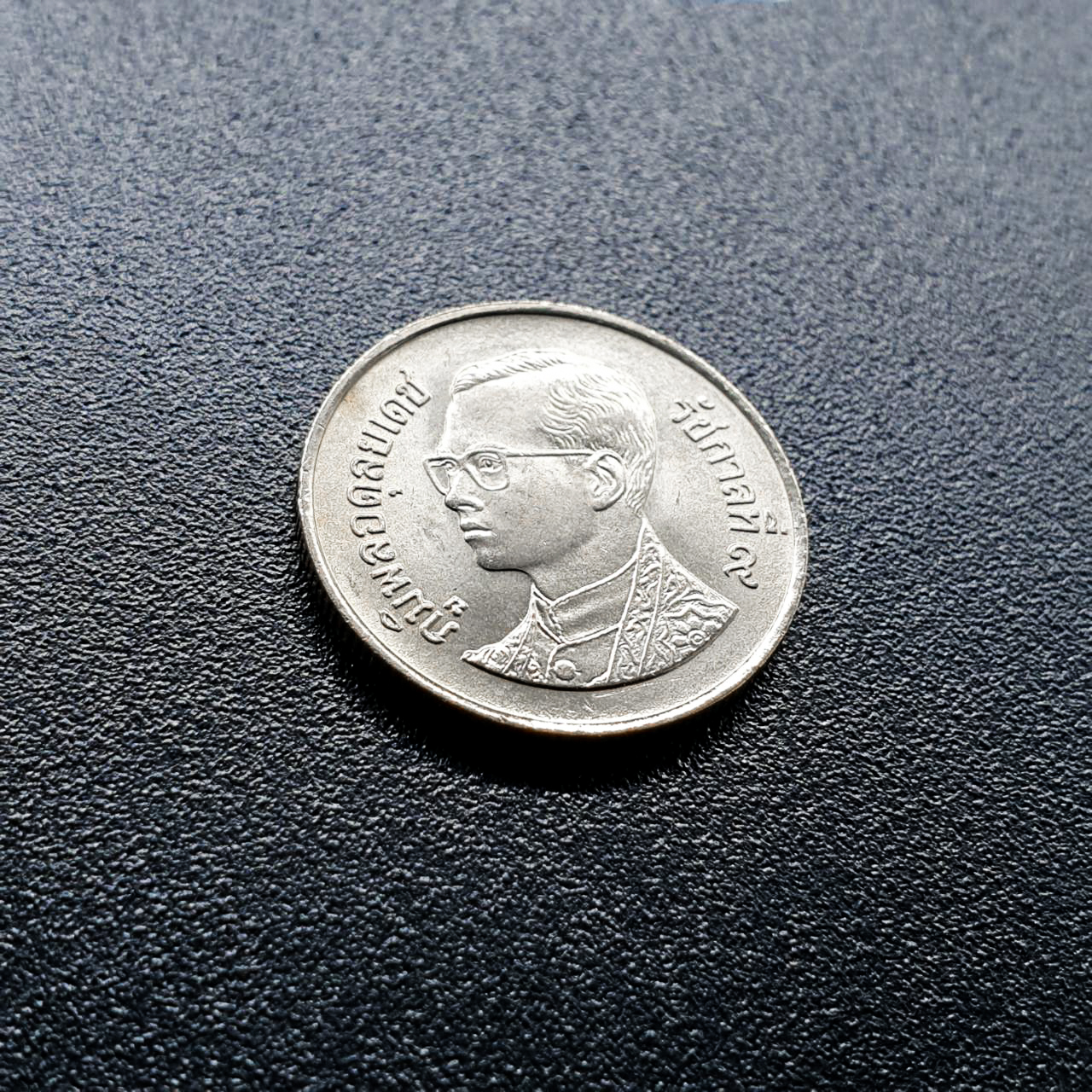 เหรียญ 1 บาท พ.ศ.2530 UNC