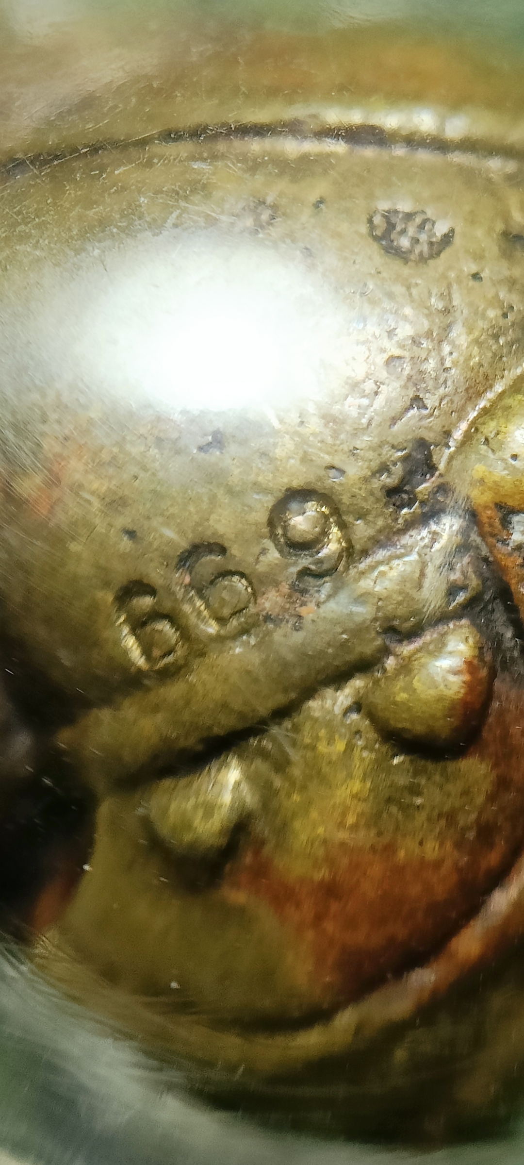 ลูกอมพระพิฆเนศ รุ่นสรงน้ำ 86 พ่อท่านคล้อย วัดภูเขาทอง 2557 เนื้อทองระฆัง กว้าง 1.5 ซม. สูง 2 ซม.