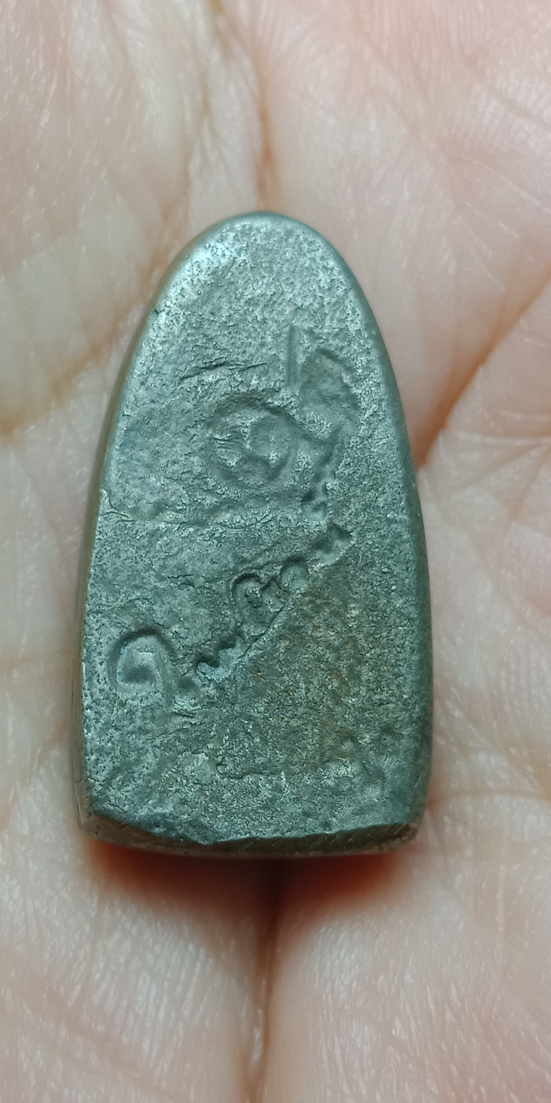 หลวงปู่ทวด รุ่นปาฏิหาริย์ ปี49 พิมพ์พระรอด เนื้อสัมฤทธิ์เงิน หล่อโบราณ หลัง โค๊ดและลายเซ็นต์ อาจารย์ไพโรจน์ วัดห้วยมงคล