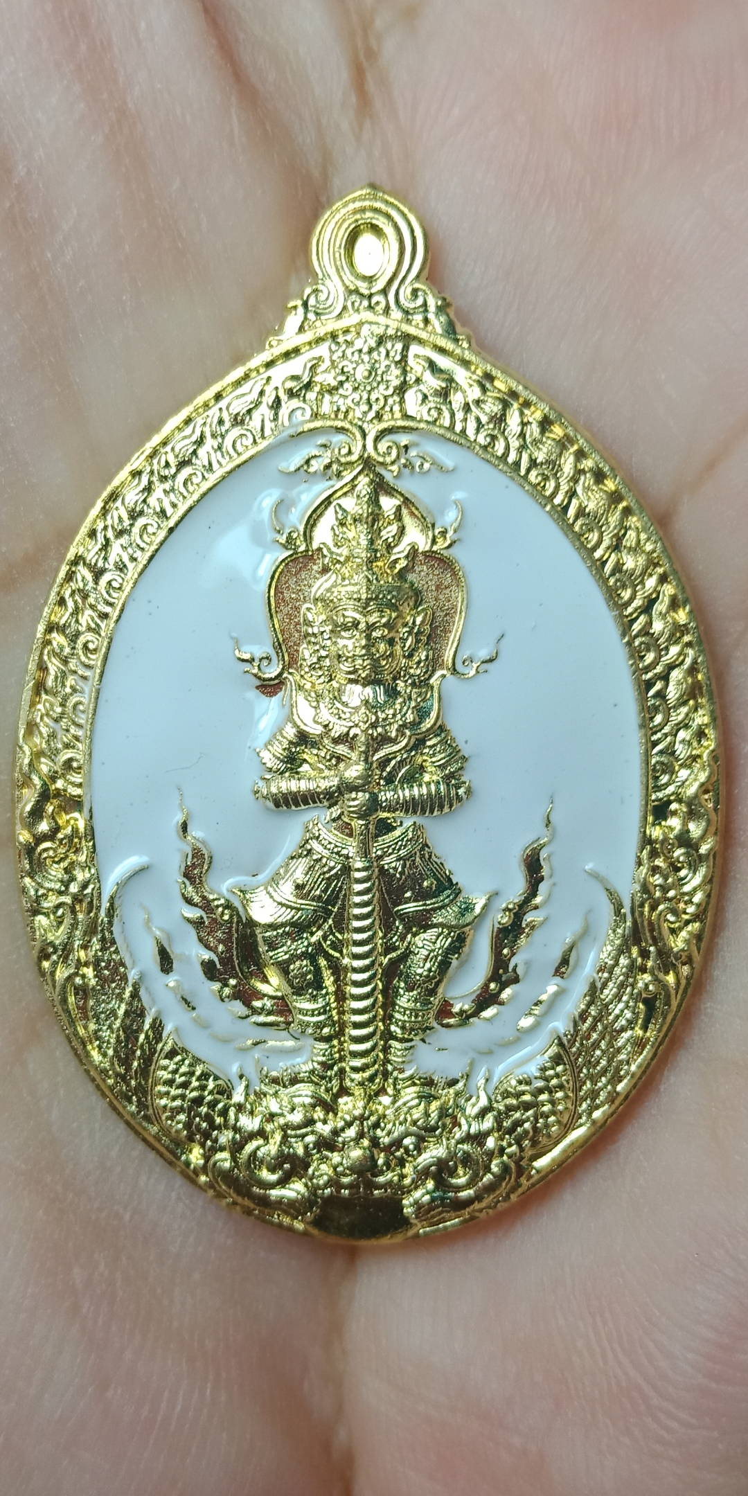 เหรียญท้าวเวสสุวรรณ รุ่นโชคดี มหาบารมี ๙๑ เนื้อทองทิพย์ลงยาสีขาว พระอุปัชฌาย์จันทร์กตปุญโญ วัดบุญวาทย์วิหาร จ.ลำปาง