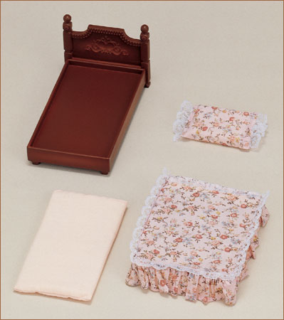 ซิลวาเนียน เตียงลายลูกไม้ Sylvanian Families Classic Antique Bed