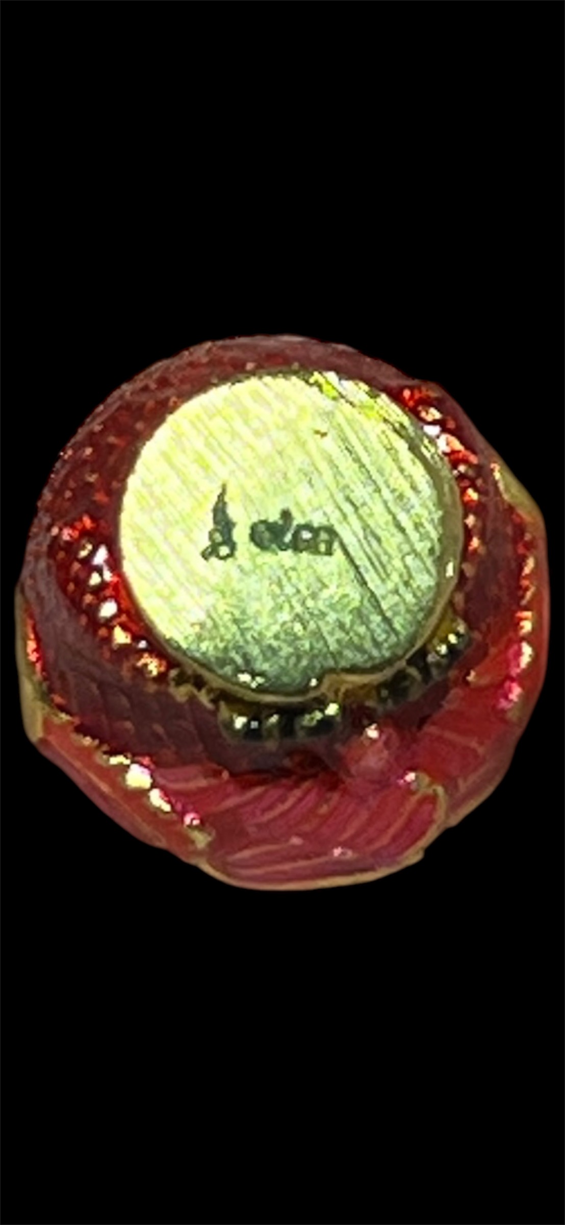 เทพรัตติกาล อุ้มทรัพย์ พระครูปลัดธนภัทร ภัทรญาโณ วัดธรรมชัยมงคล เชียงใหม่ เนื้อสัมฤทธิ์ชุบทองลงยาแดง ขนาด สูง 1.5 ซม. กว้าง 1 ซม.