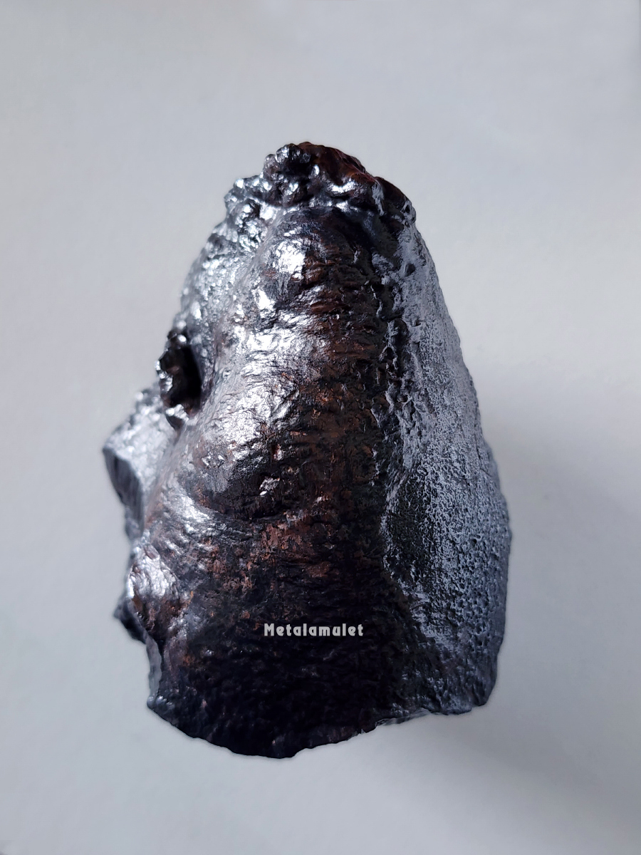 แร่เหล็กใหลงอกเขาอึมครึมติดเนื้อน้ำหนึ่ง