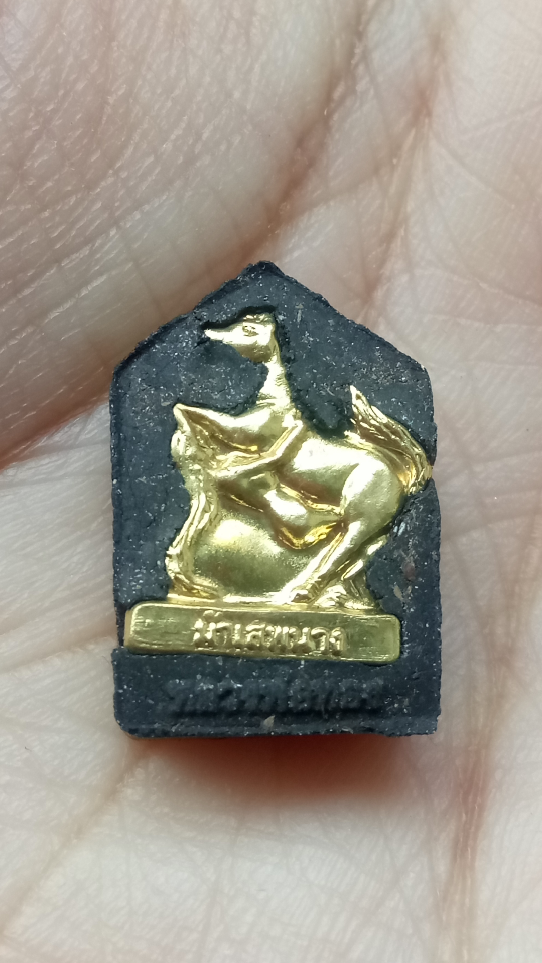 พระขุนแผนพรายกุมาร หลังม้าเสพนาง หลวงพ่อทอง วัดพระพุทธบาทเขายายหอม อ.เทพสถิตย์ จ.ชัยภูมิ เนื้อว่านดำปัดทอง