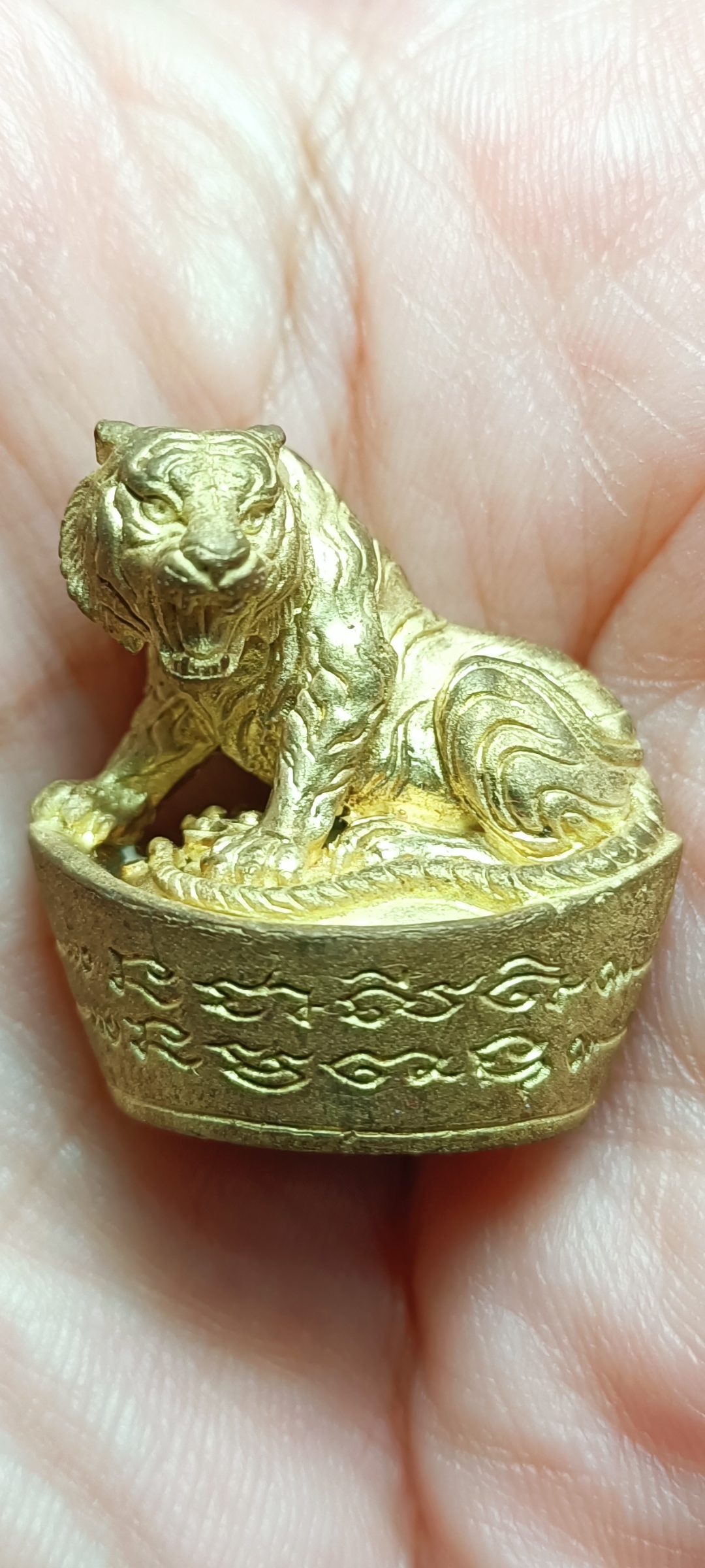 พญาเสือเจ้าสัวเรียกทรัพย์ หลวงปู่พริ้ง วัดซับชมพู่ จ.เพชรบูรณ์ เนื้อทองทิพย์รุ่นแรก ปี 2559