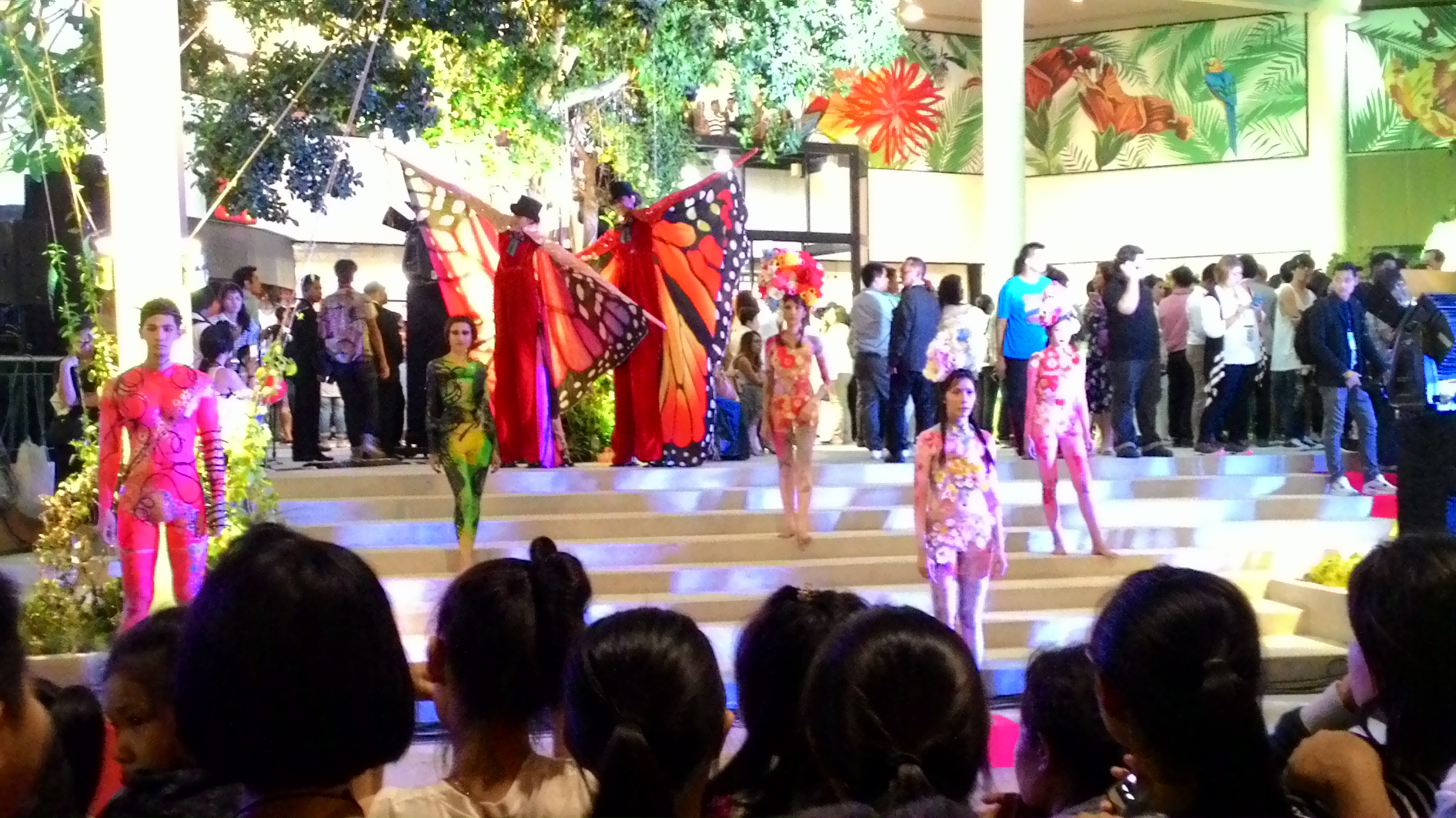 ตัวตลกขายาว Clown Stilt Walkers