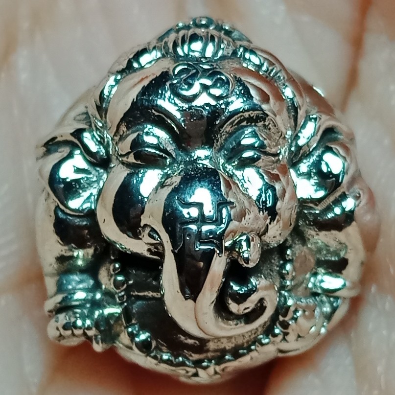 พระพิฆเนศวร นะสำเร็จ ครูบาเต่า วัดอุโบสถบ้านเหล่า จ.เชียงใหม่ เนื้อทองขาว กว้าง 1.5 ซม. * สูง 1.5 ซม.