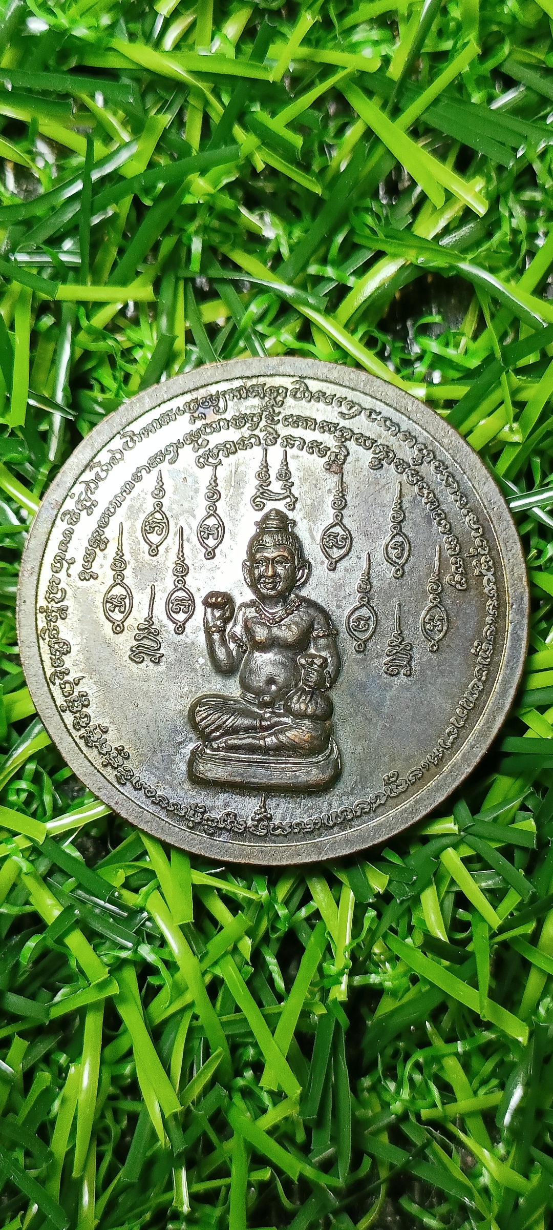 เหรียญกวักเรียกทรัพย์ หลวงพ่อดำ วัดสันติธรรม เนื้อทองแดงรมดำ ขนาด 2.6 ซม.