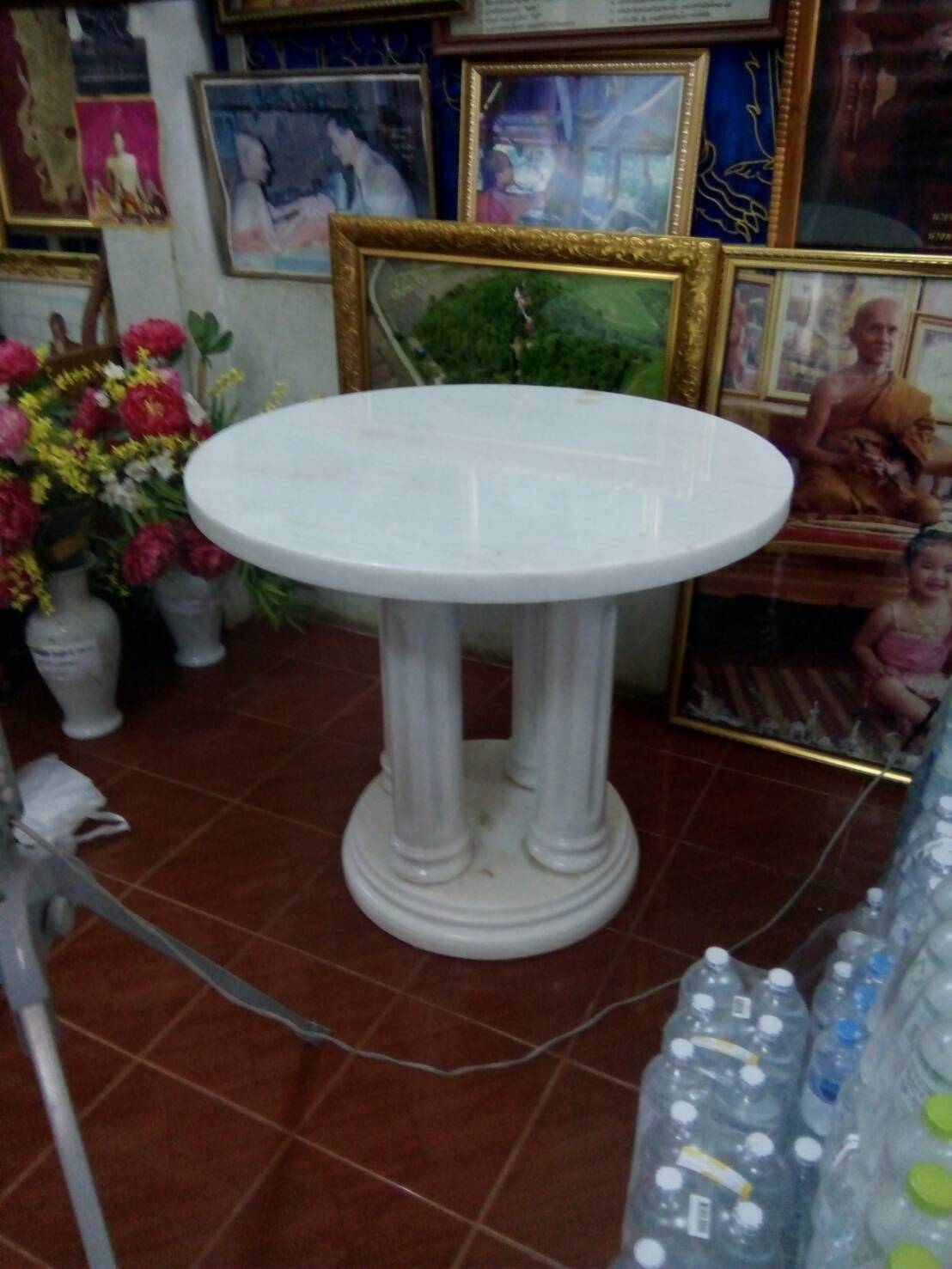 โต๊ะหินอ่อนทรงกลมสี่ขา