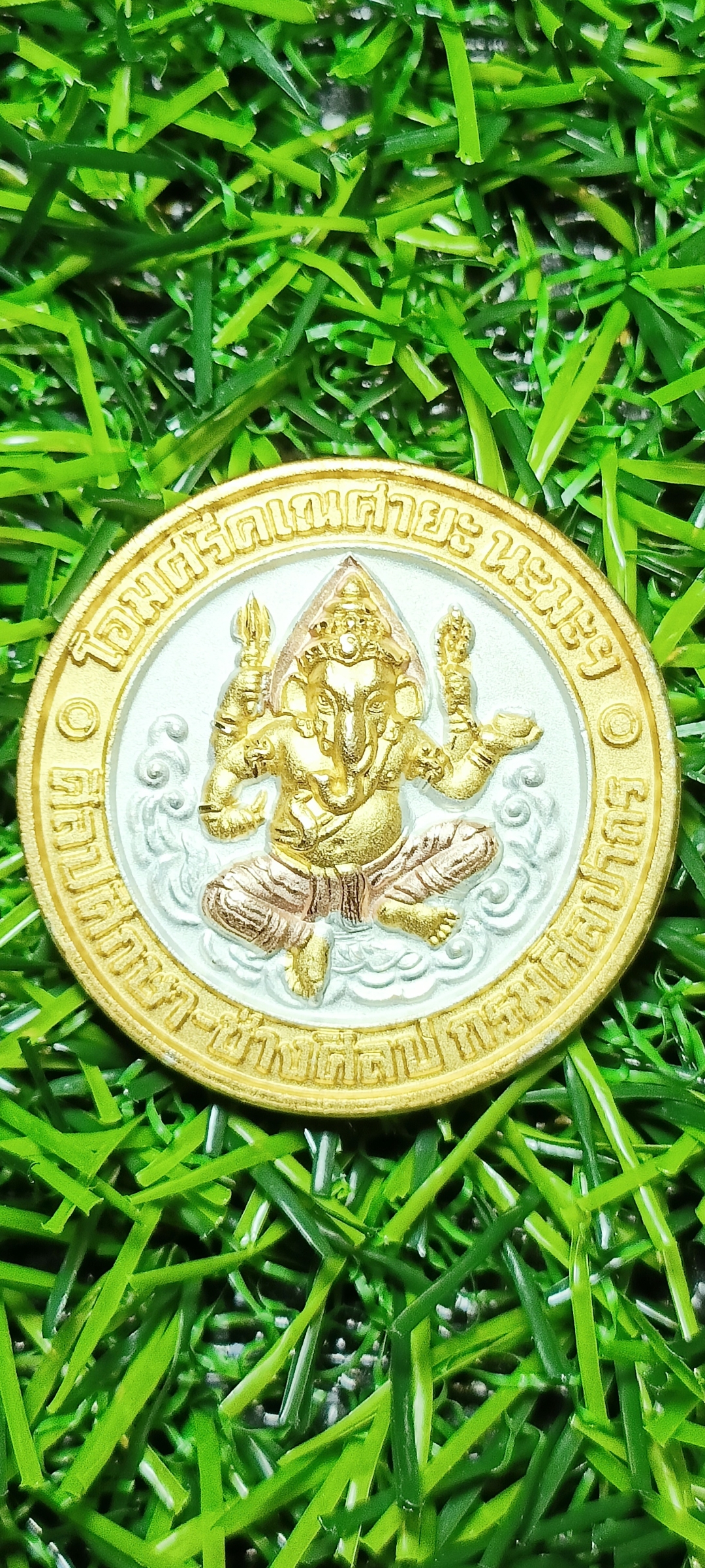 เหรียญพระพิฆเนศ วิทยาลัยช่างศิลป์ กรมศิลปากร สร้างในวาระพระบาทสมเด็จพระเจ้าอยู่หัว(รัชกาลที่ ๙)ทรงครองราชครบ 60 ปี ในปี2549 พิมพ์เล็ก