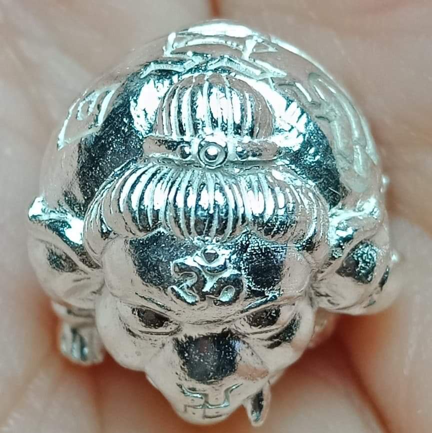 พระพิฆเนศวร นะสำเร็จ ครูบาเต่า วัดอุโบสถบ้านเหล่า จ.เชียงใหม่ เนื้อเงิน กว้าง 1.5 ซม. x สูง 1.5 ซม.