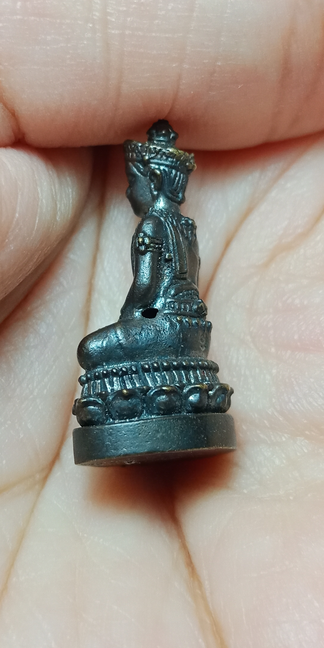 พระชัยวัฒน์จอมสุรินทร์ หลวงปู่หงษ์ พรหมปัญโญ สุสานทุ่งมน จ.สุรินทร์ ตอกโค๊ตด้านหลังและยิงโค๊ตเลเซอร์ใต้ฐาน ปี 2557