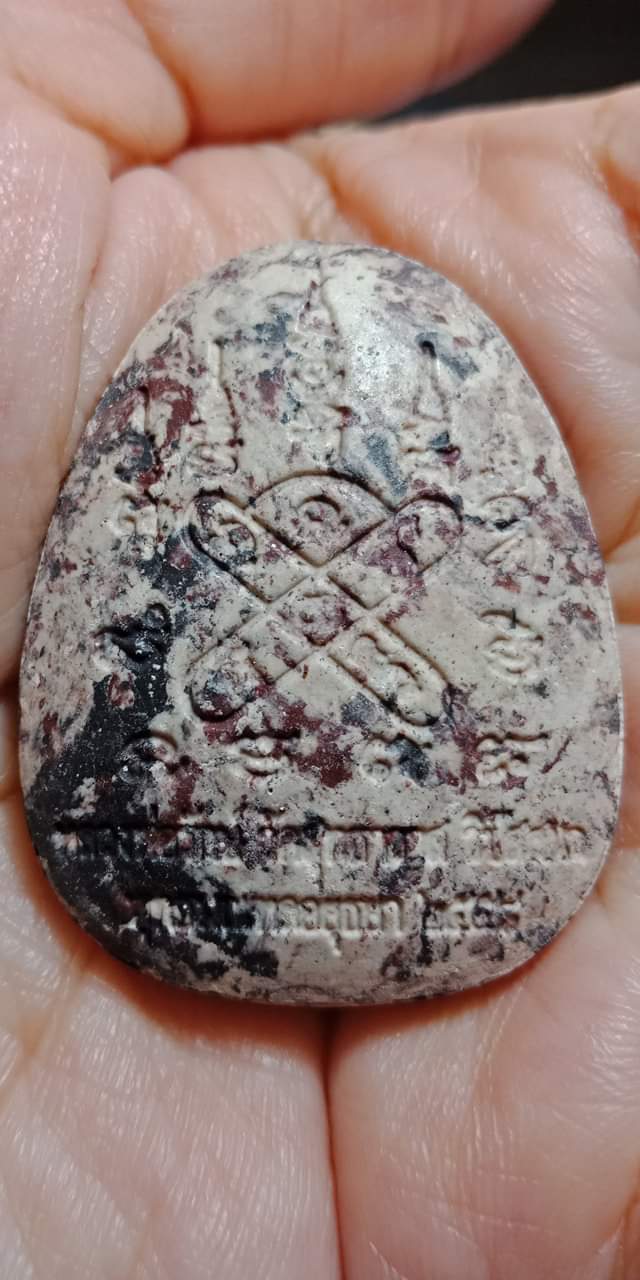 หลวงพ่อรักษ์ อนาลโย พระปิดตามหาลาภ(จัมโบ้) เนื้อก้นครก รุ่นสุวัฒนมงคล