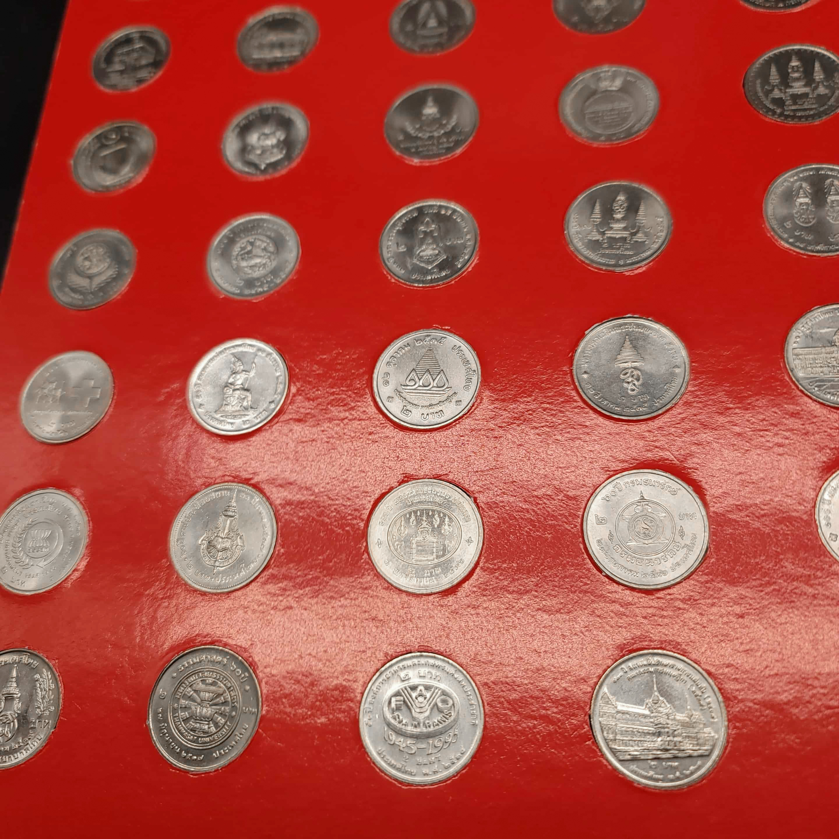 แผงเหรียญ 2 บาท รวม 41 เหรียญ UNC(ครบชุด) พร้อมคำอธิบาย (สีแดง)
