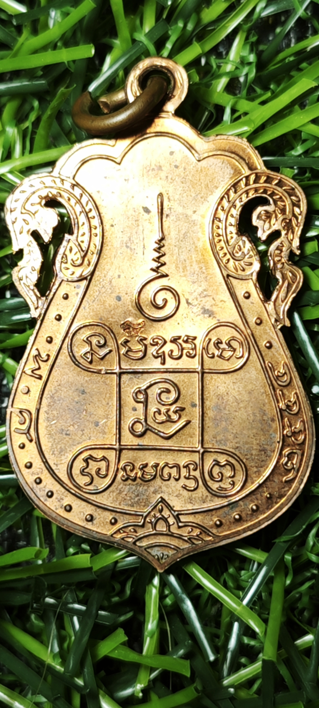 เหรียญเสมาฉลุ หลวงปู่เอี่ยม วัดหนัง รุ่นรับเสด็จยกช่อฟ้ามหามงคล หลังยันต์สี่ วัดหนัง เนื้อทองแดง ปี2554