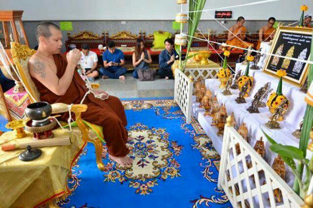 เหรียญหล่อบรมครูฤาษีปางเสมอเถร รุ่น อานุภาพพ่อครู ที่ระลึกพิธีไหว้ครู ปี 2560 หลวงพ่อรักษ์ อนาลโย วัดสุทธาวาส จ.อยุธยา เนื้อสัตตะโลหะ สามกษัตริย์