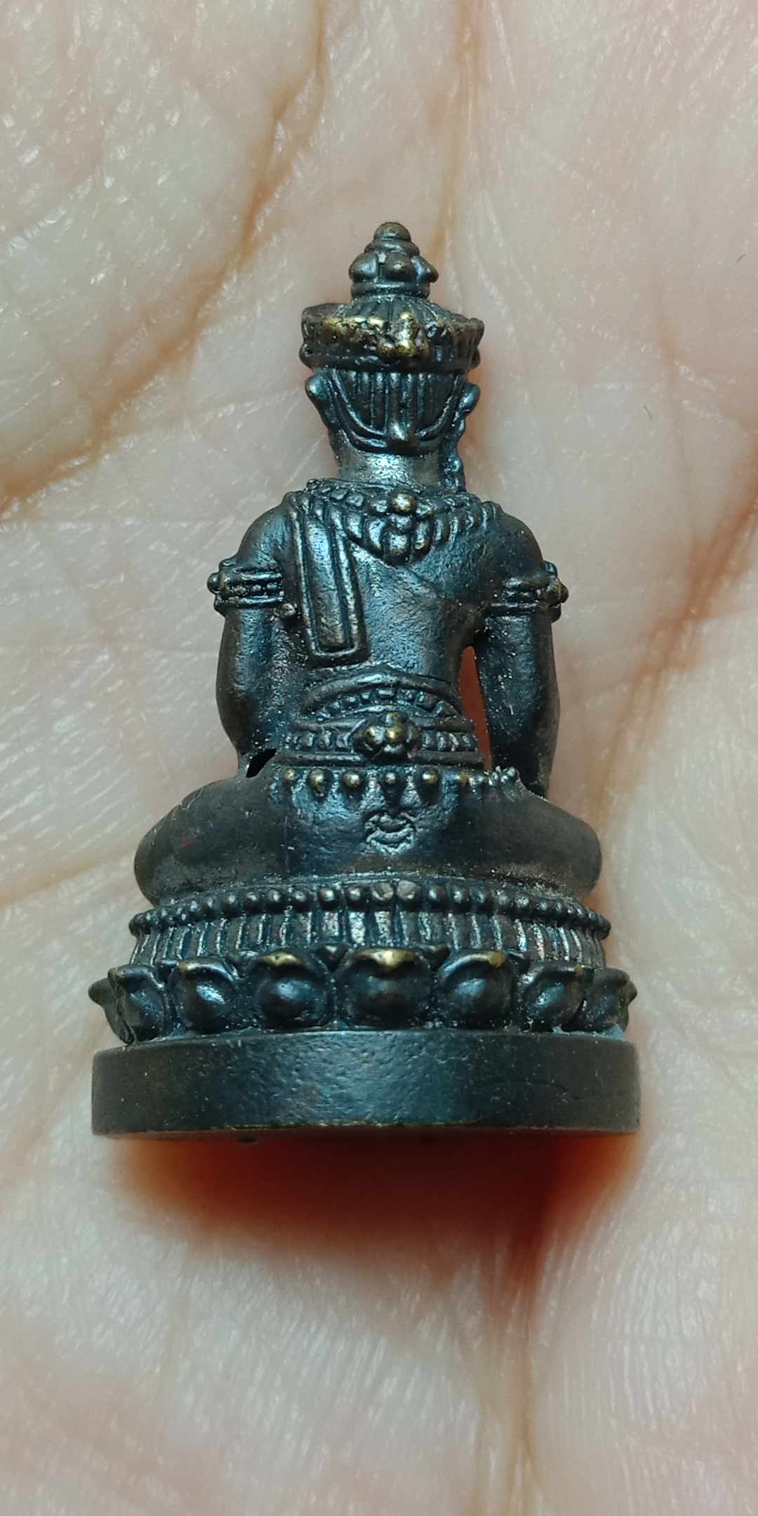 พระชัยวัฒน์จอมสุรินทร์ หลวงปู่หงษ์ พรหมปัญโญ สุสานทุ่งมน จ.สุรินทร์ ตอกโค๊ตด้านหลังและยิงโค๊ตเลเซอร์ใต้ฐาน ปี 2557