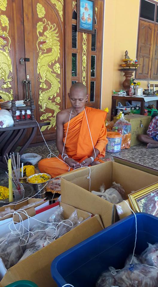 หน้าพรานมโนราห์ รุ่นแรก พ่อท่านลาภ วัดเขากอบ อ.ห้วยยอด จ.ตรัง เกจิผู้ได้ฉายานามมงคล บนได้ไหว้รับ เนื้อเงิน หมายเลข ๗๒