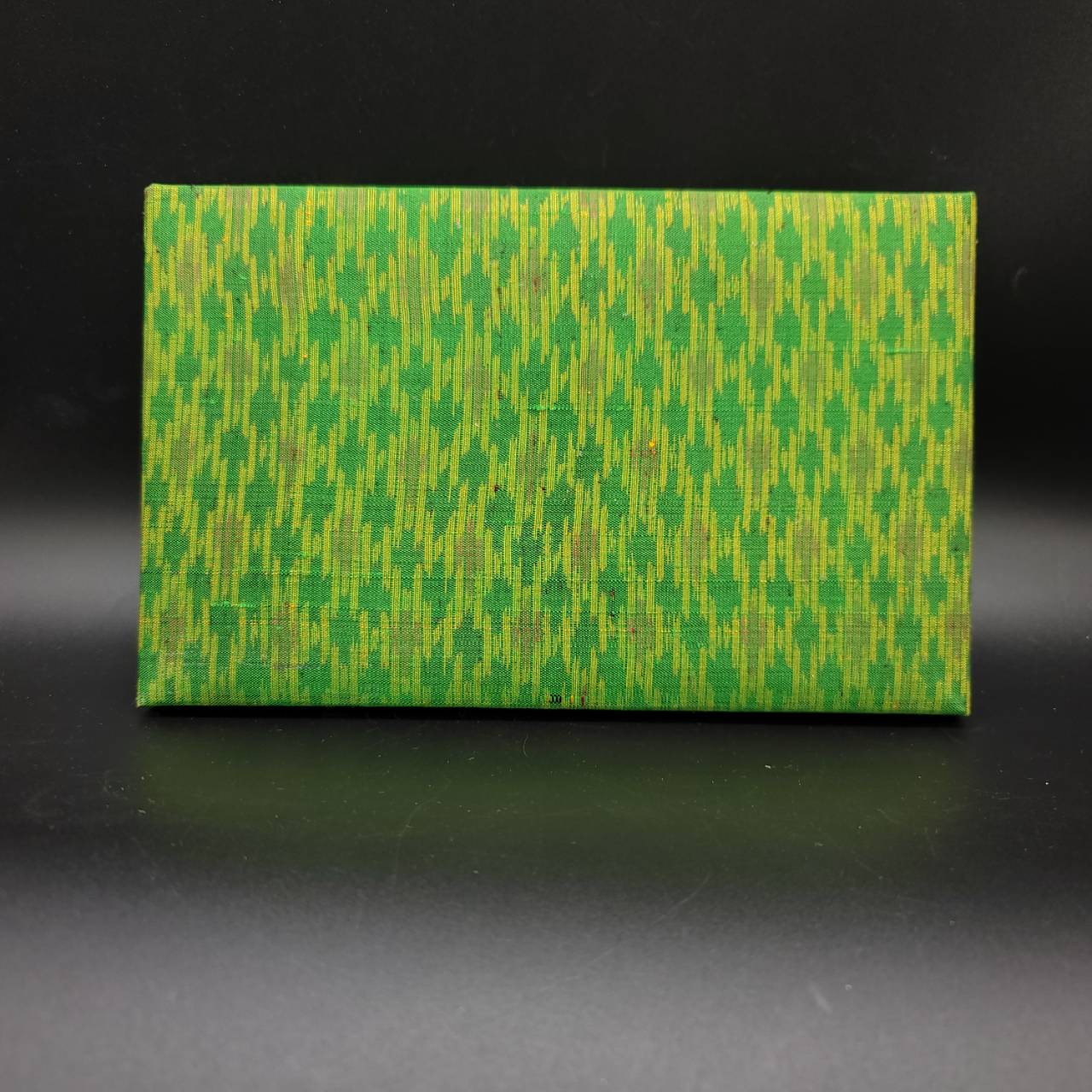 ธนบัตร 500บาท ฉลองสิริราชสมบัติครบ 50 ปี พร้อมปกผ้าไหม สีเขียวใบตอง (มีกล่อง+มีคู่มือ) เลข 50Gฉ 95865