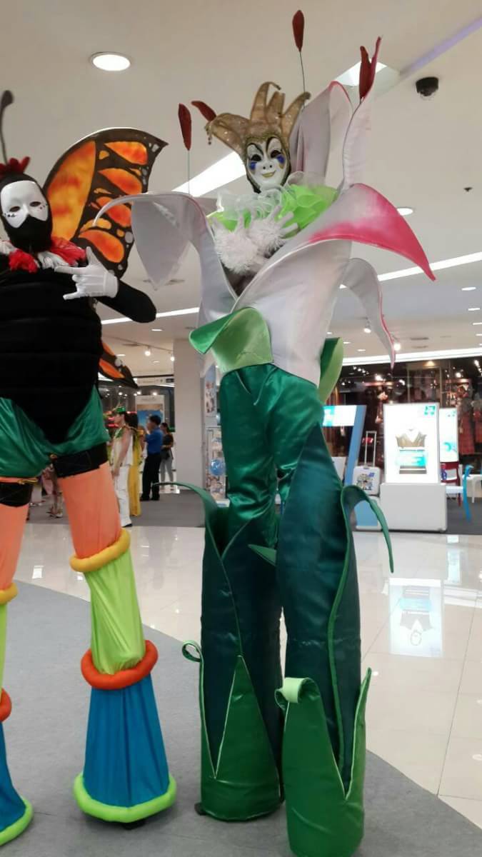 ตัวตลกขายาว Clown Stilt Walkers