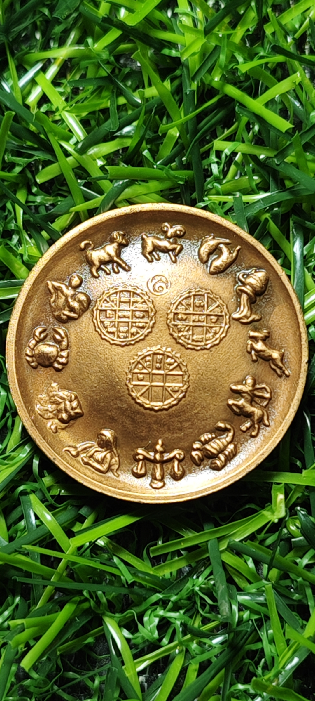 เหรียญเทวดารักษาตัว เทวดาพระเกตุนาคราช จัดสร้างโดยสถาบันพยากรณ์ศาสตร์ เทวดาประจำตัวสำหรับท่านที่ไม่ทราบลัคนาราศีเกิด ขนาด 2.5 ซม.