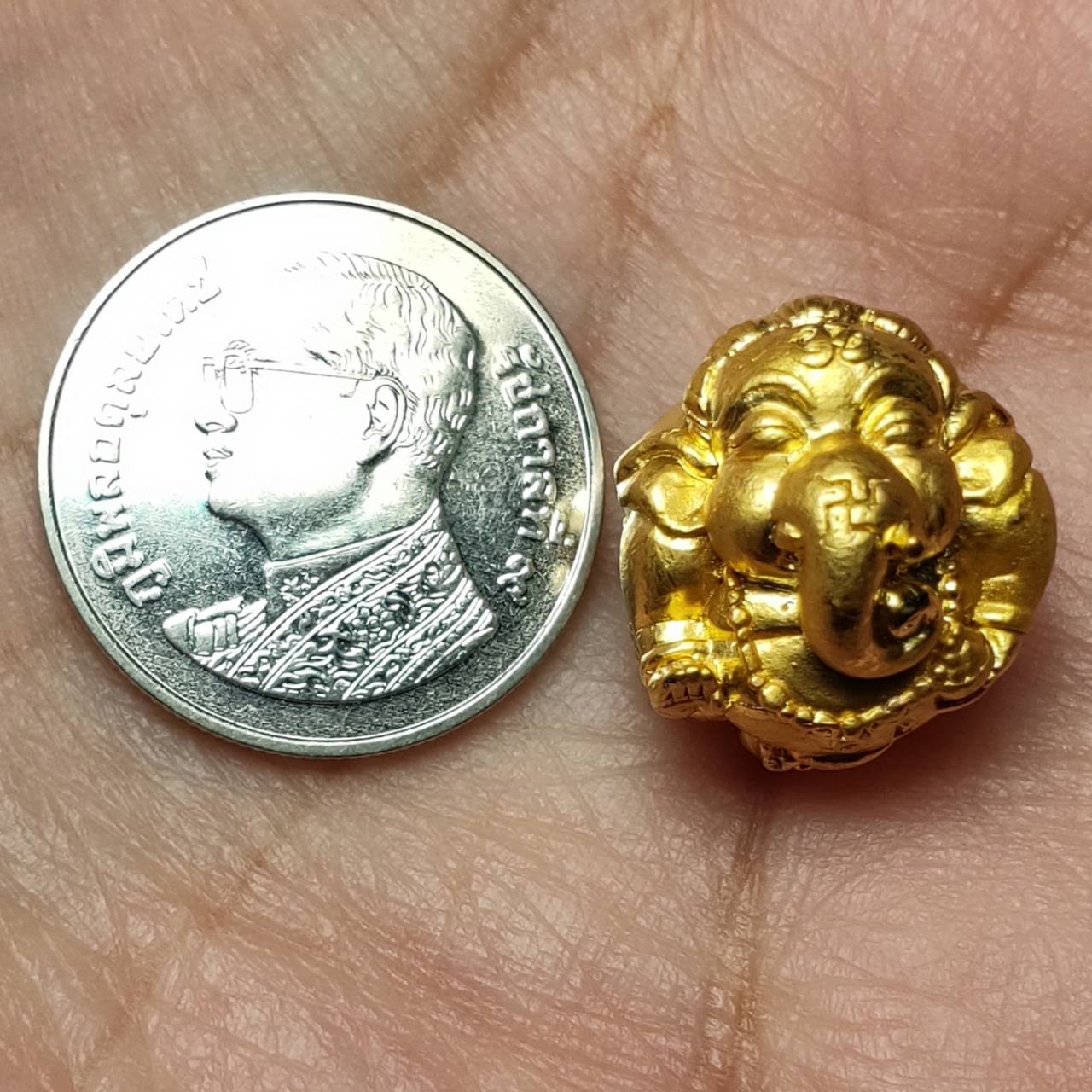 พระพิฆเนศวร นะสำเร็จ ครูบาเต่า วัดอุโบสถบ้านเหล่า จ.เชียงใหม่ เนื้อกะไหล่ทอง ขนาด กว้าง 1.5 ซม. x สูง 1.5 ซม.