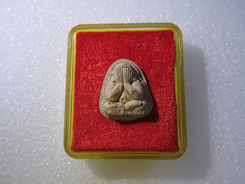 พระปิดตาปุ้มปุ้ย หลวงปู่ม่น วัดเนินตามาก เนื้อผงเกสร