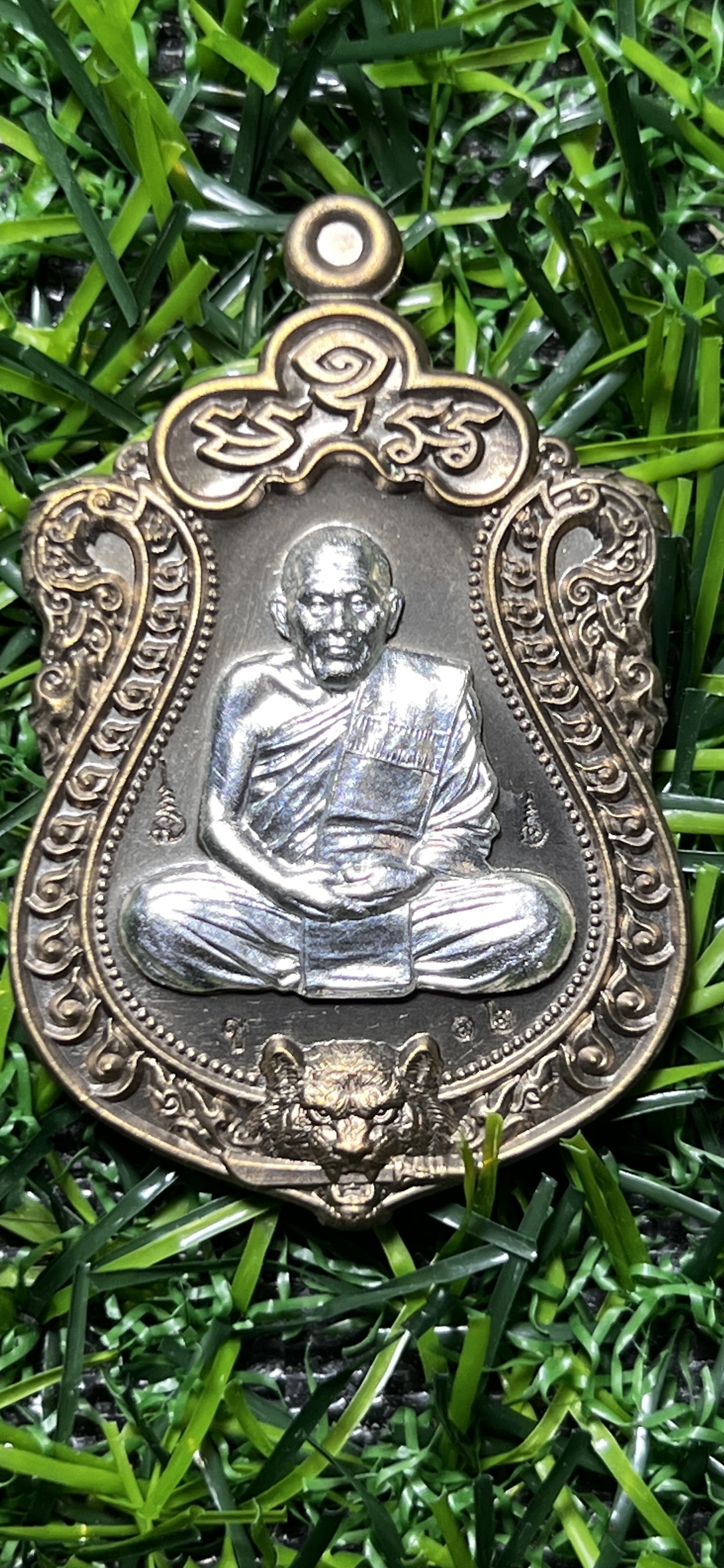 เหรียญเสมาเสือคาบดาบ วาระครบ๘รอบ หลวงปู่เฮง ปภาโส วัดด่านช่องจอม จ.สุรินทร์ เนื้อนวะ หน้ากากเงินหน้าหลัง
