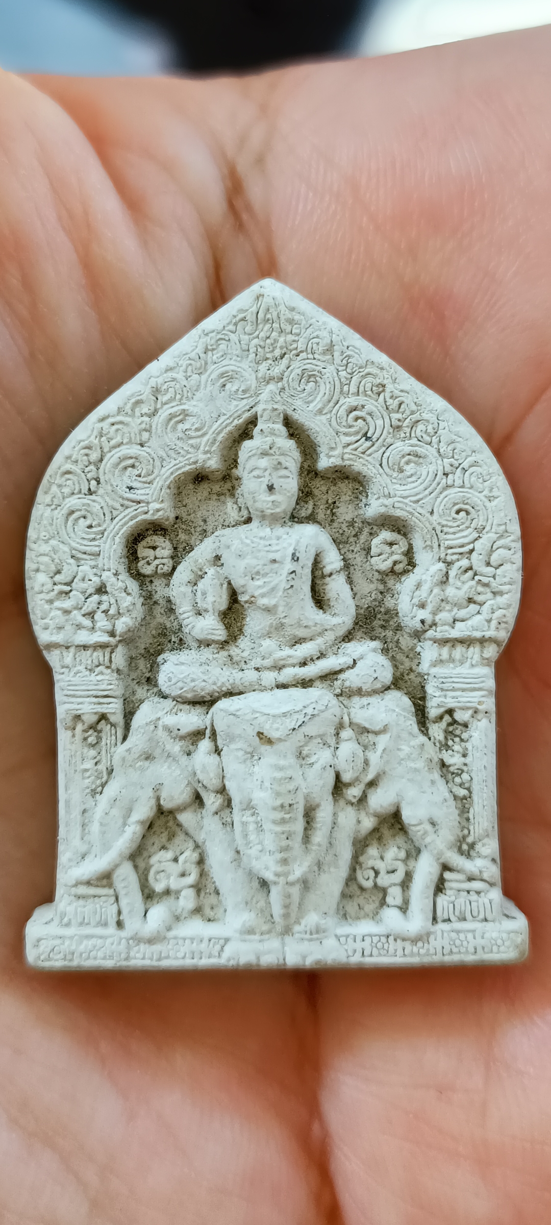 พระอินทร์มณีแดง รุ่นแรก หลวงพ่อลุน วัดโพนแพง