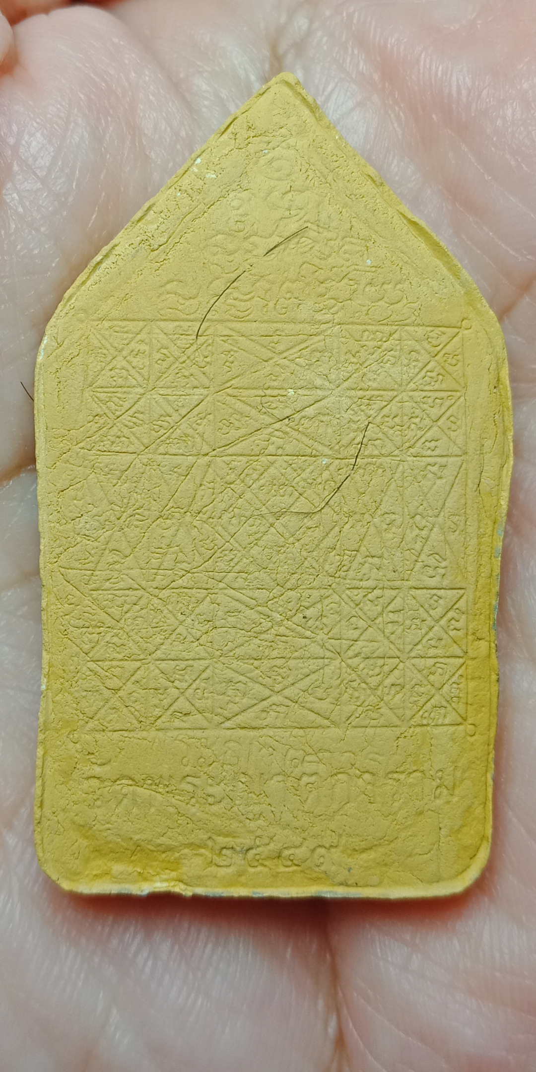 ขุนแผนเนื้อผงพุทธคุณ(สีเหลือง) หลังยันต์มหาจักรพรรดิสร้างปี 2549