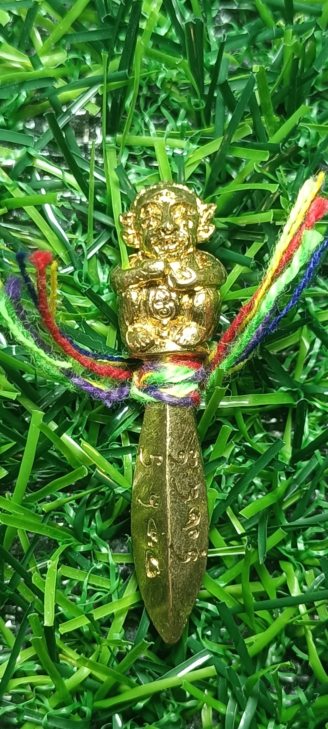 พระขรรค์สี่หูห้าตา ครูบาบุญยัง วัดห้วยน้ำอุ่น จ.ลำพูน เนื้อกะไหล่ทอง ผูกด้วยไหม 7 สี