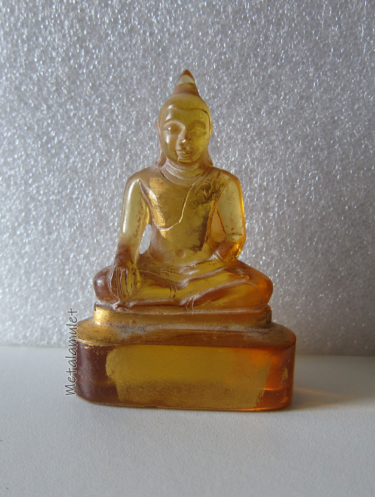 พระพุทธหินแก้วแกะสลัก