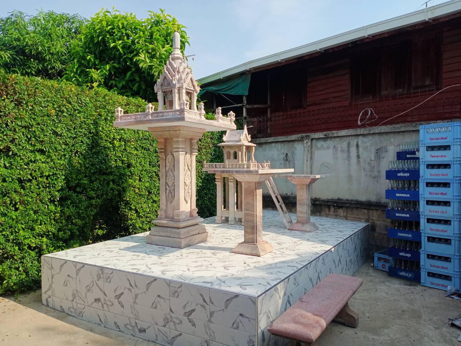 ศาลพระภูมิทรงปราสาทจัตุรมุข