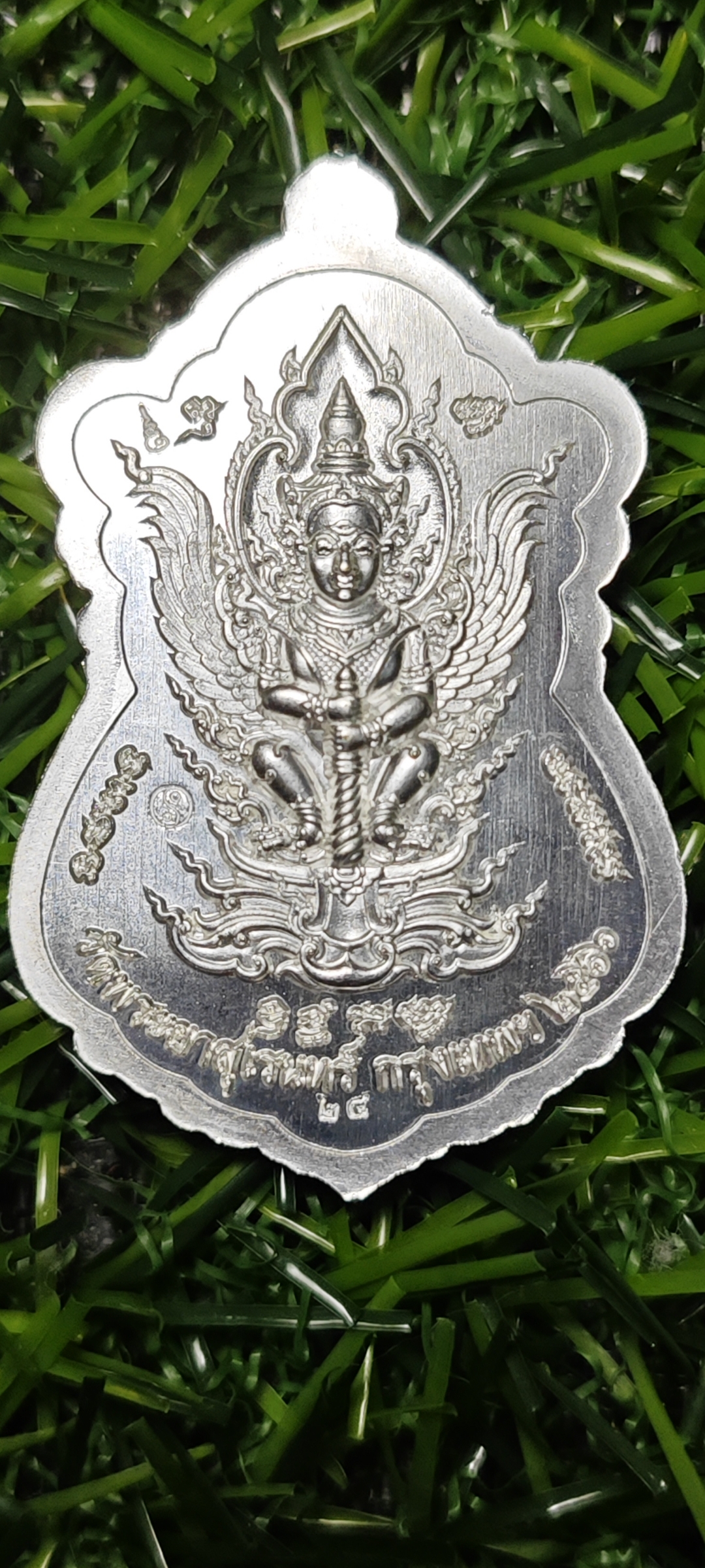 ท้าวเวสสุวรรณ รุ่น รวยรับทรัพย์ ๖๖ วัดพระยาสุเรนทร์ เนื้อชุบเงินลงยาทรงเครื่อง หมายเลข ๒๔ จัดสร้าง 59 เหรียญ ในรายการลุ้นโชค