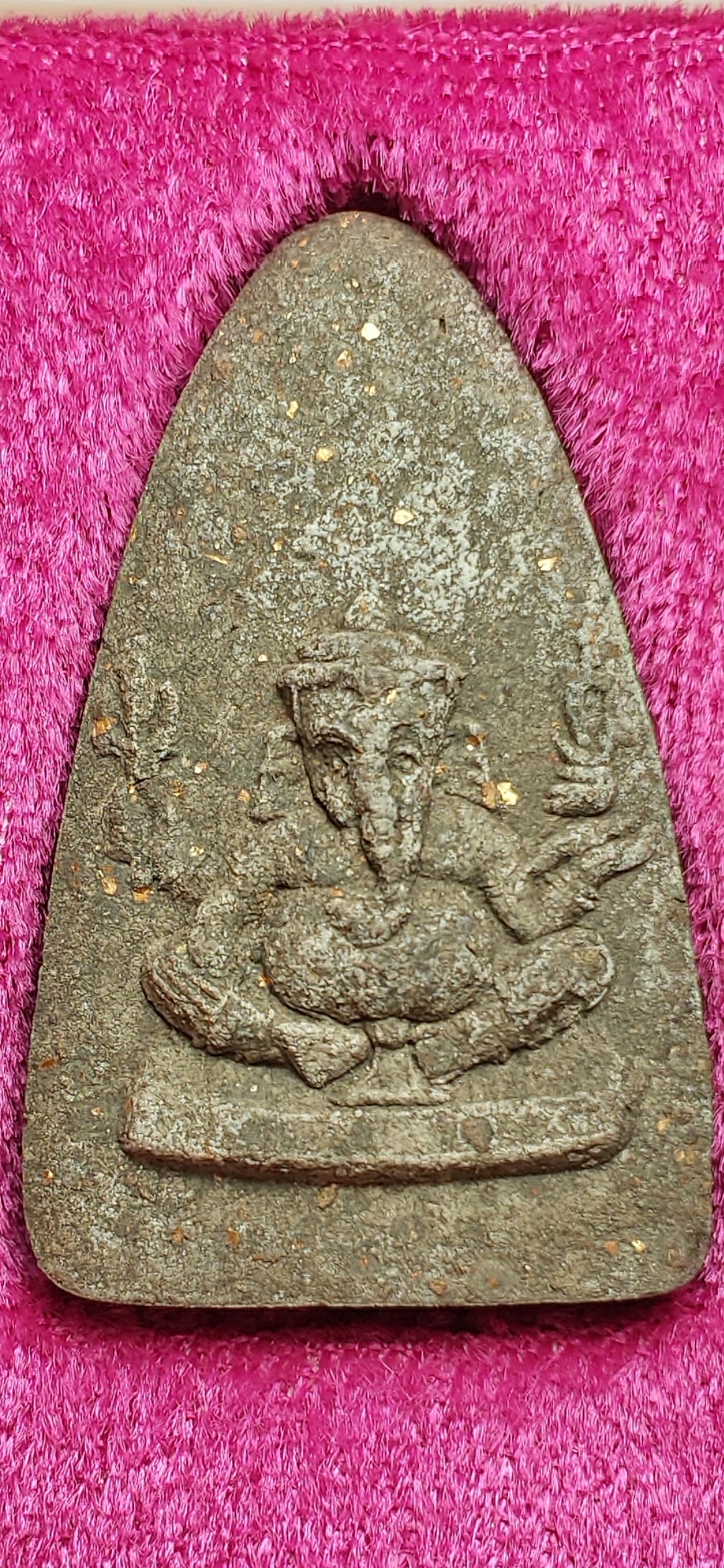 หลวงปู่ทวด รุ่นผ้าป่าดารา วัดห้วยมงคล จ.ประจวบคีรีขันธ์ ด้านหลังเป็นองค์พระพิฆเณศวร์