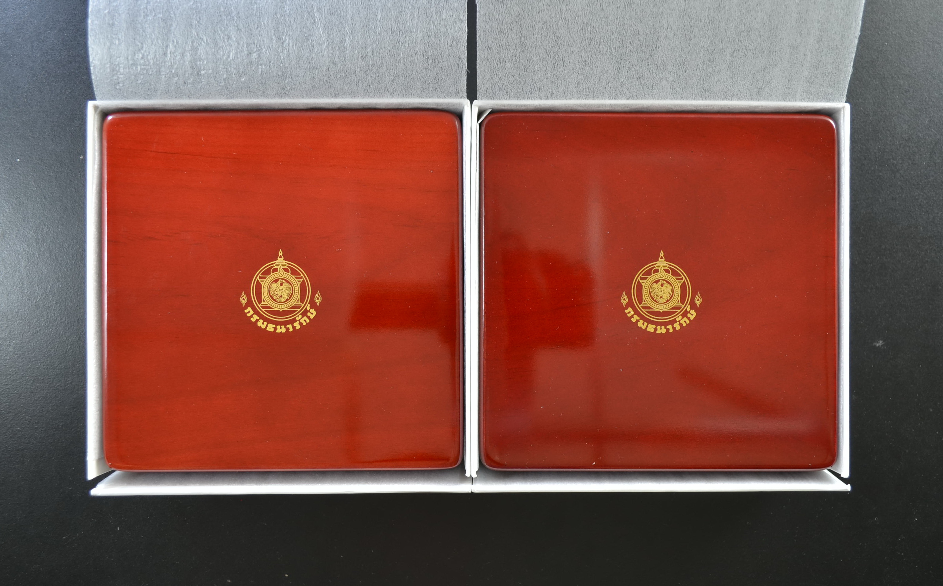 เหรียญทองแดงที่ระลึก ขนาด 7ซ.ม. 60ปี ราชาภิเษกสมรส (มีใบเซอร์) + 60 ปี บรมราชาภิเษก (ไม่มีใบเซอร์)