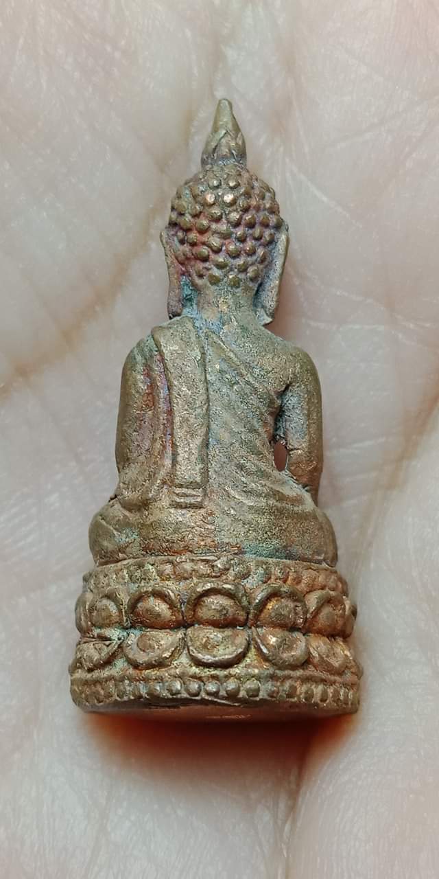 พระพุทธเจ้าปางมารวิชัย (ปางปราบมาร) หล่อจากโลหะสัมฤทธิ์โบราณ ฐานกว้าง ๑.๕ ซ.ม. สูง ๓.๕ ซ.ม. ใต้ฐานตอกโ้ด้ดและมีหมายเลขกำกับ