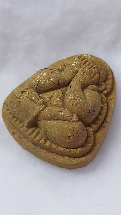 พระปิดตาปุ้มปุ้ย เนื้อผงเกษร "โรยตะไบทองคำ"