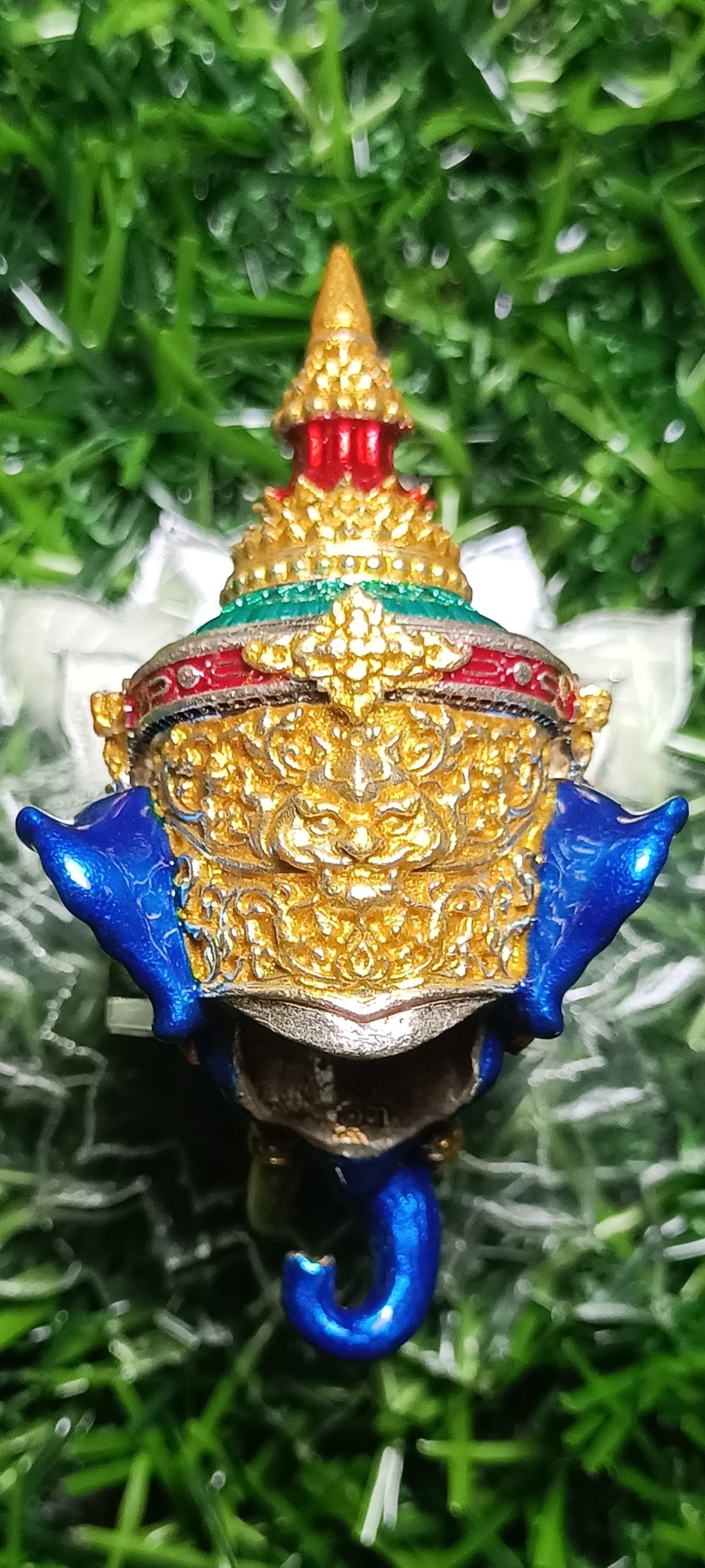 เศียรพระพิฆเนศ หลวงพ่อพัฒน์ วัดห้วยด้วน รุ่น รวยประทานพร ปี 2565 ขนาดสูง 4.8 ซ.ม. กว้าง 2.7 ซ.ม. เนื้อเงิน ลงยาน้ำเงิน หมายเลข ๑๓