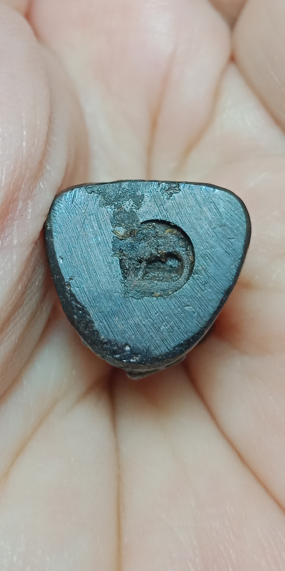 รูปหล่อเนื้อทองแดงรมดำ ขนาดห้อยคอ หลวงปู่หงษ์ พรหมปัโญ ใต้ฐานอุดผงมหาลาภ วัดเพชรบุรี สุสานทุ่งมน จ.สุรินทร์ ปี 53 ปลุกเสกพิธีใหญ่