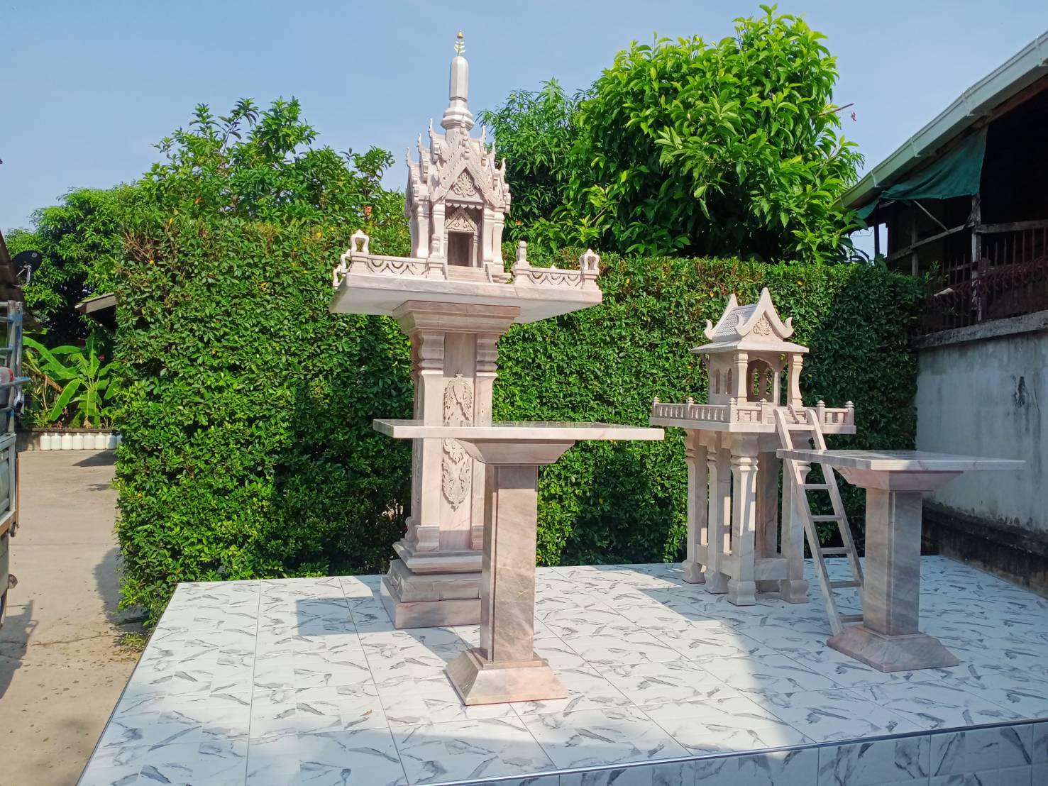 ศาลพระภูมิทรงปราสาทจัตุรมุข