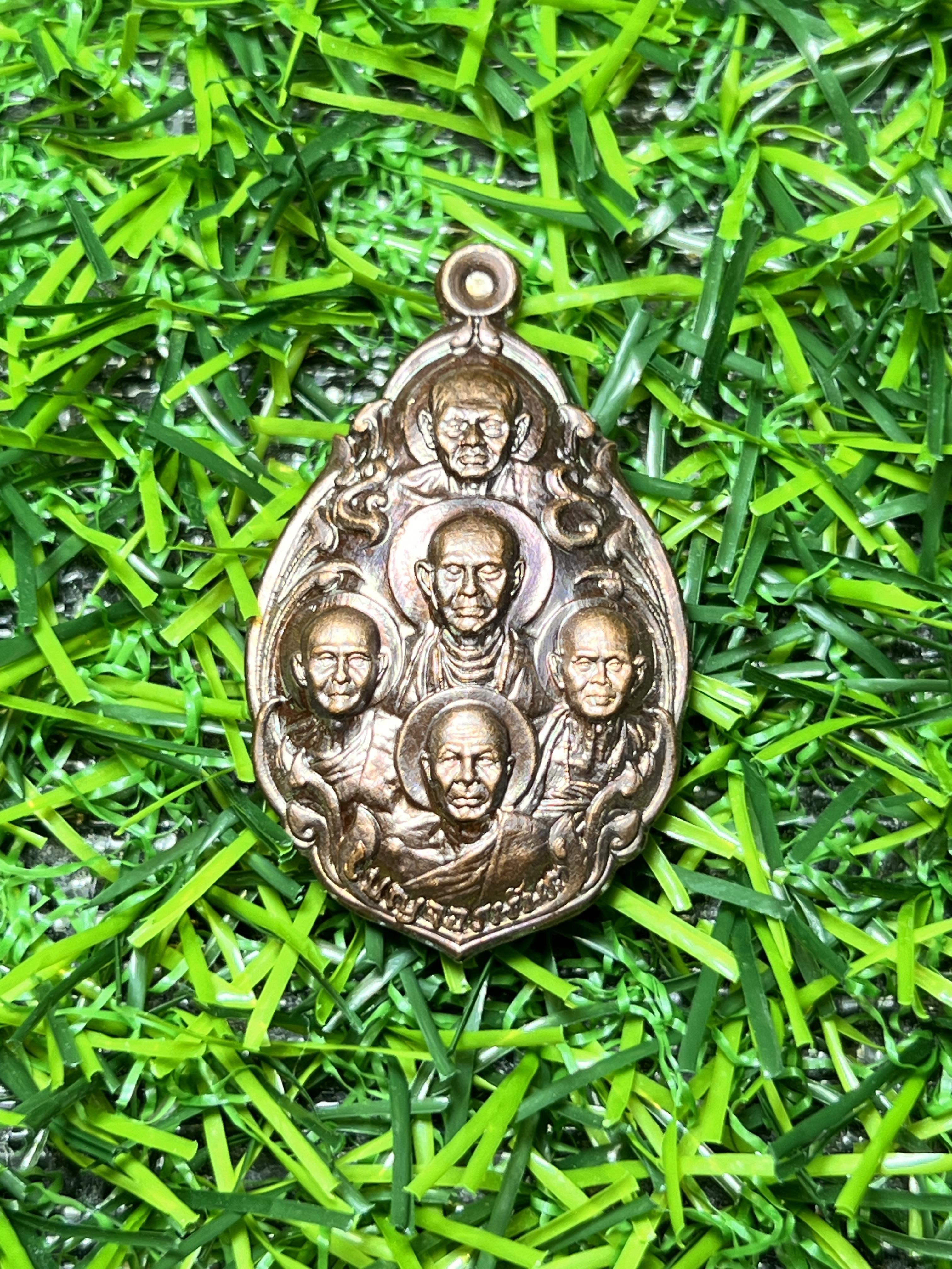 เหรียญเบญจอรหันต์ คงกระพันความดี บารมี 59 (หลวงปู่ทวด สมเด็จโต หลวงปู่มั่น ครูบาศรีวิชัย หลวงพ่อสด) โดย อ.สันติ พิเชฐชัยกุล #ศิลปินประติมากรรมระดับโลก นักปั้นแห่งจิตวิญญาณ #พิมพ์กลาง ขนาดวัดถึงห่วง 3.5 ซม.