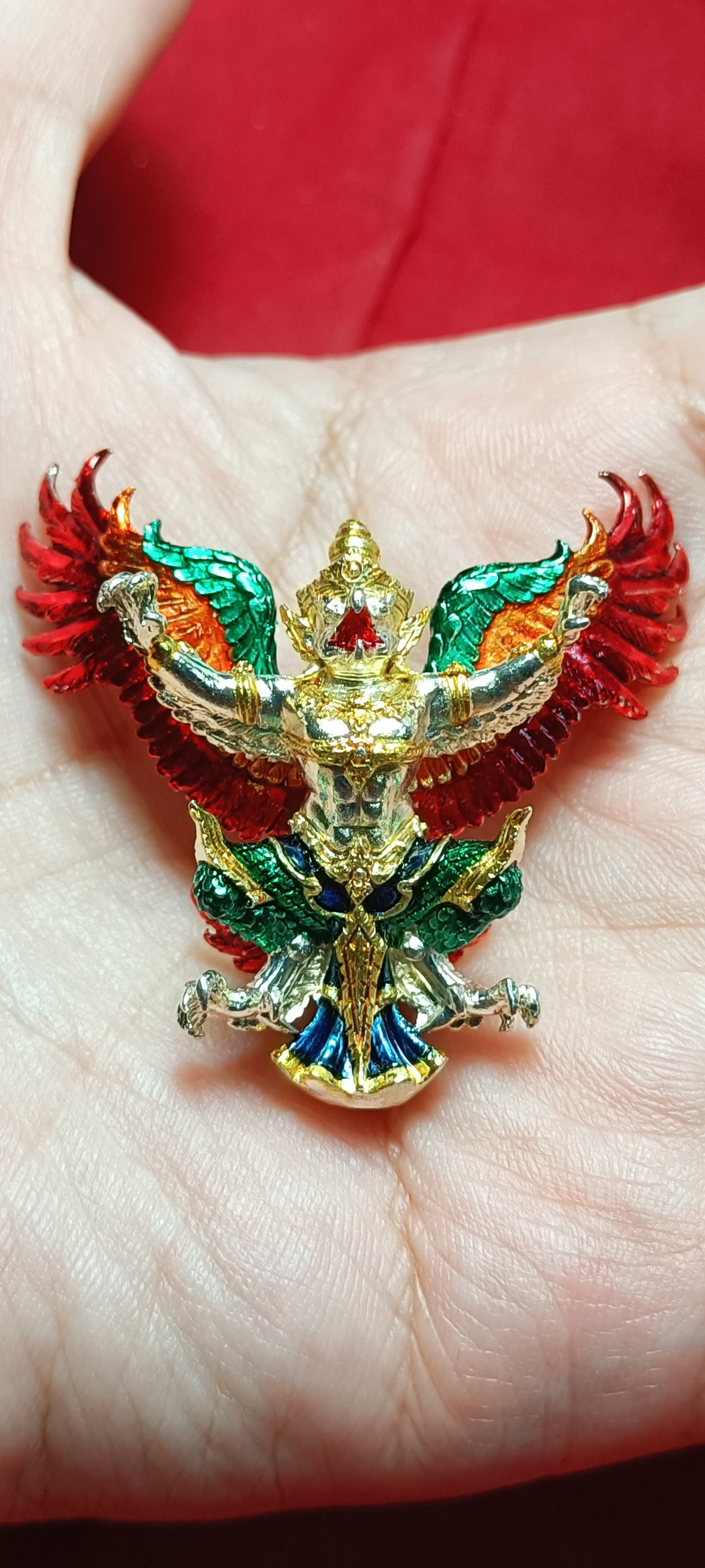 พญาครุฑ รุ่นเศรษฐีทันใจ หลวงพ่อหวั่น วัดคลองคูณ จ.พิจิตร เนื้อสัมฤทธิ์ชุบเงินลงยาไตรลักษณ์ ขนาดกว้าง 4.6 ซม. สูง 4.3 ซม.