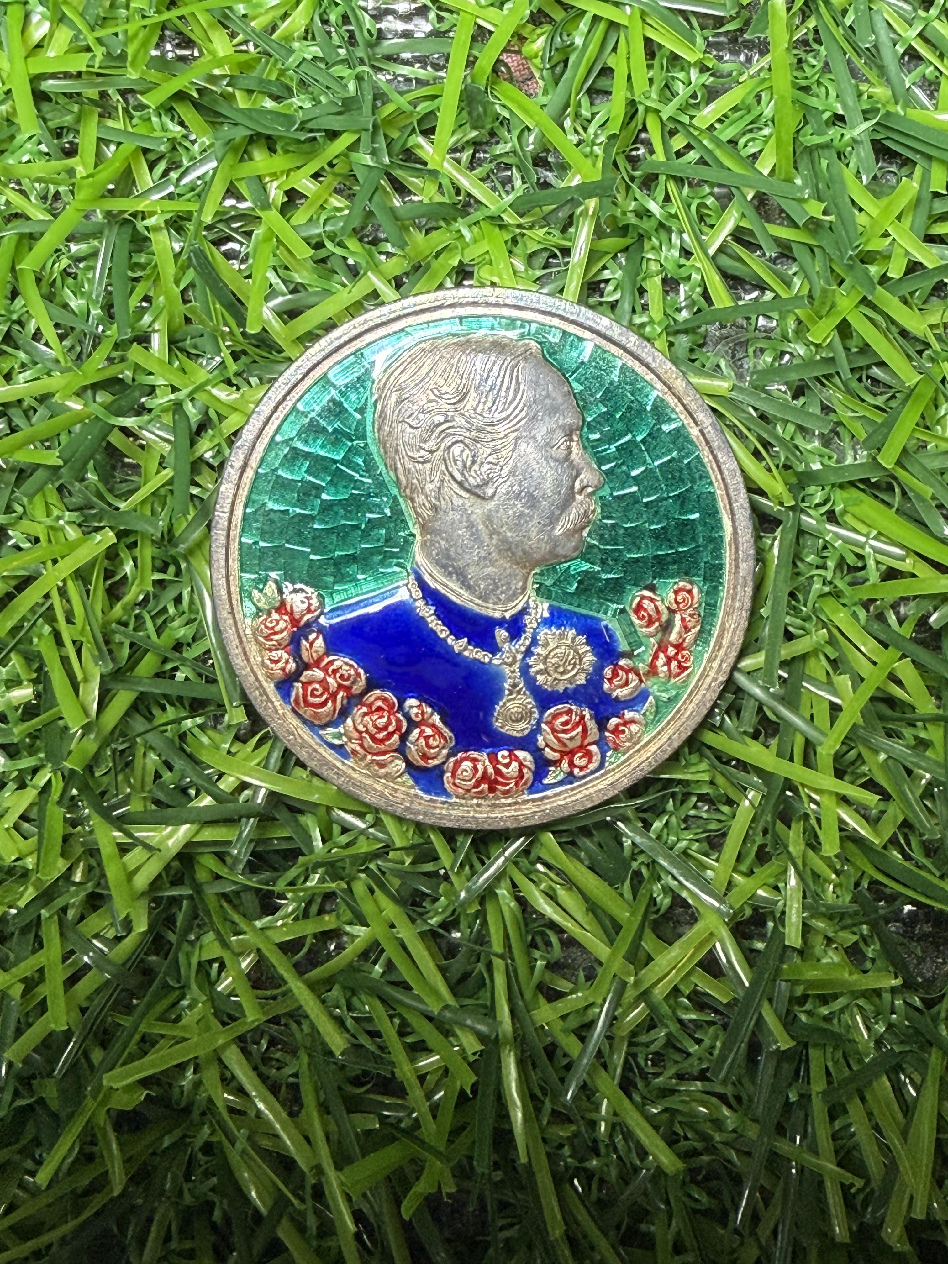 เหรียญ รัชกาลที่ 5 ด้านหลังเป็นนารายณ์ทรงครุฑ วัดแหลมแค ปี 2536 พิมพ์ใหญ่ เนื้อเงินลงยาสีเขียว