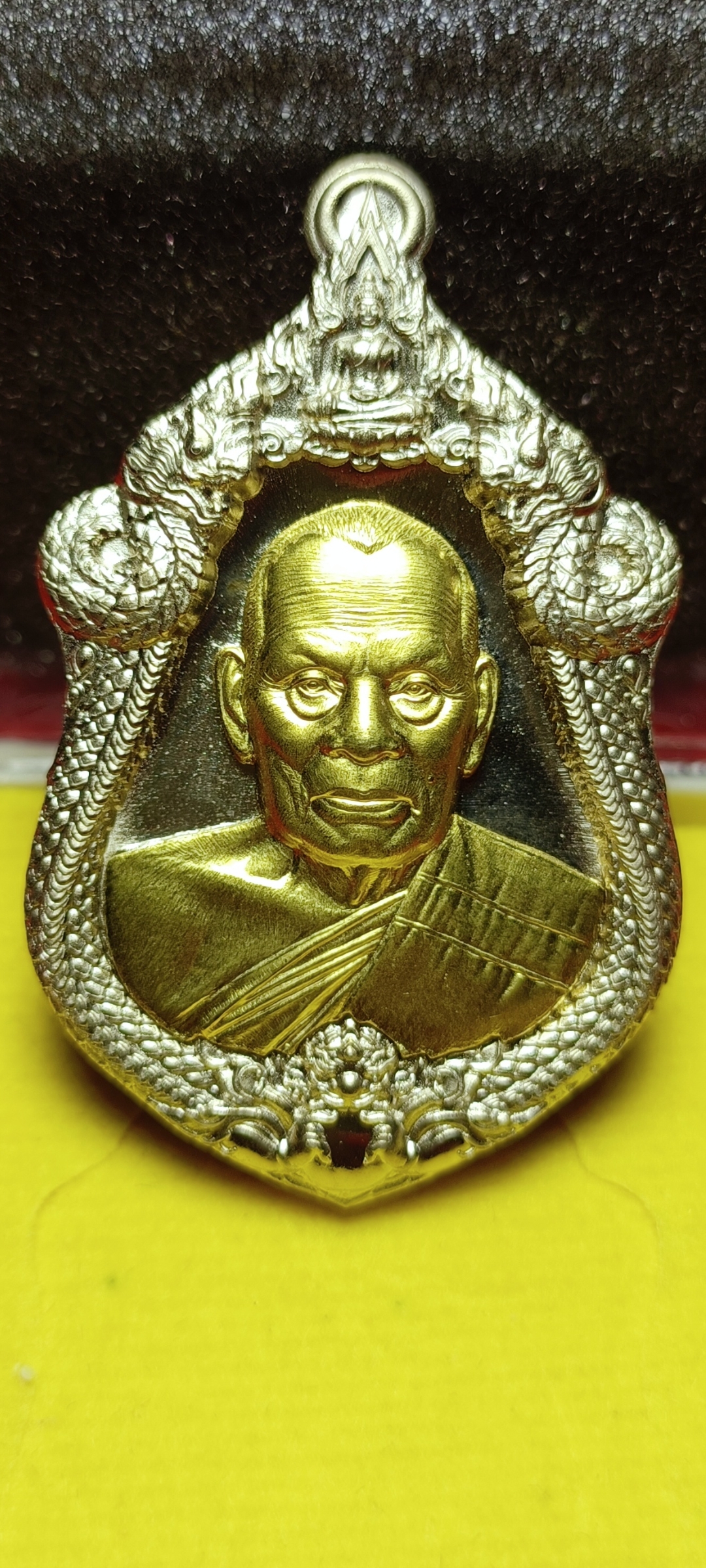 เหรียญเจ้าสัว หลวงพ่อพัฒน์ วัดห้วยด้วน นครสวรรค์ จัดสร้างโดย บอย ท่าพระจันทร์ เนื้ออัลปาก้าหน้ากากทองทิพย์ หลังชนวน ๑๐๘ หมายเลข ๔๐๐๐