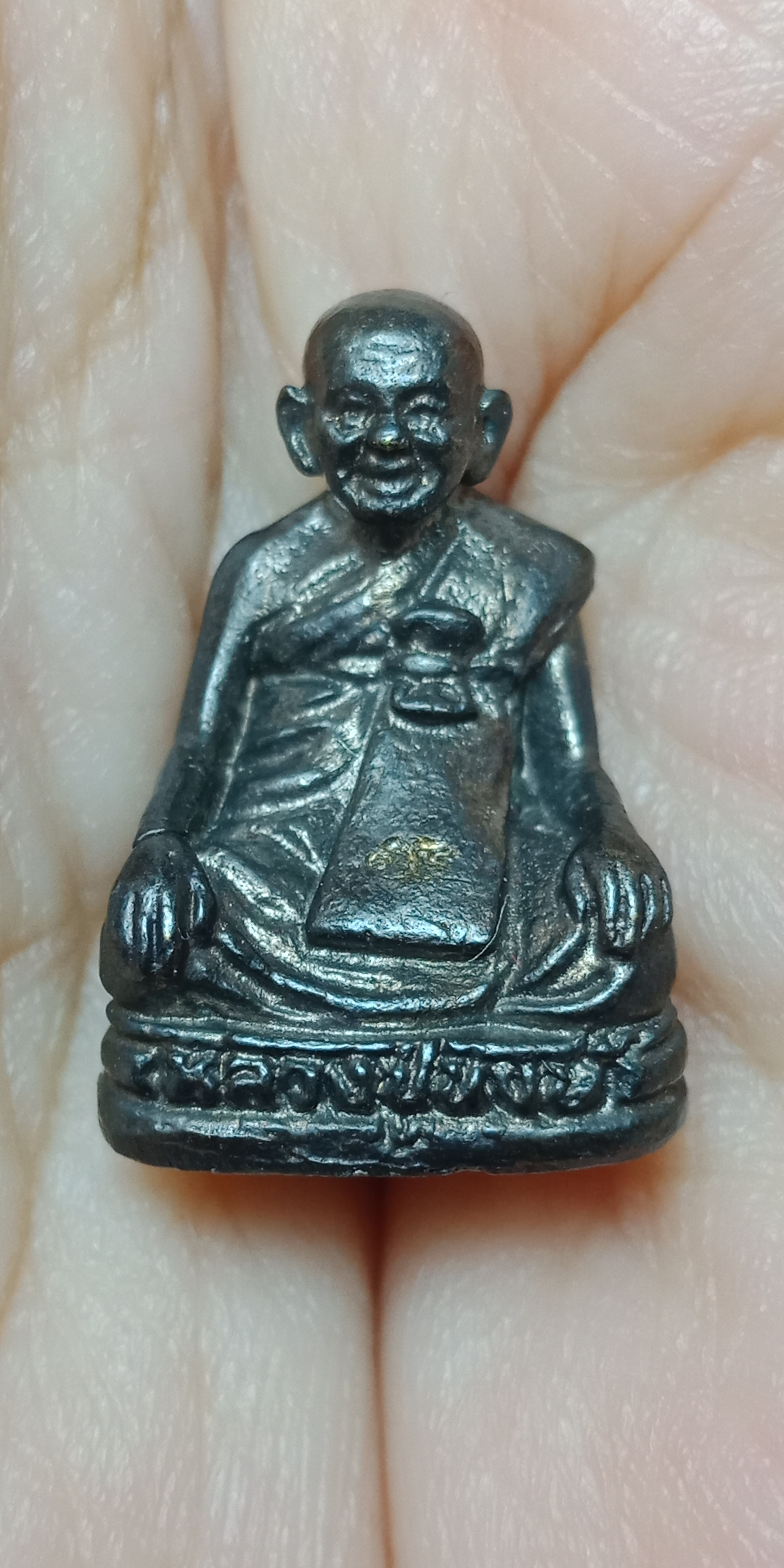 รูปหล่อเนื้อทองแดงรมดำ ขนาดห้อยคอ หลวงปู่หงษ์ พรหมปัโญ ใต้ฐานอุดผงมหาลาภ วัดเพชรบุรี สุสานทุ่งมน จ.สุรินทร์ ปี 53 ปลุกเสกพิธีใหญ่