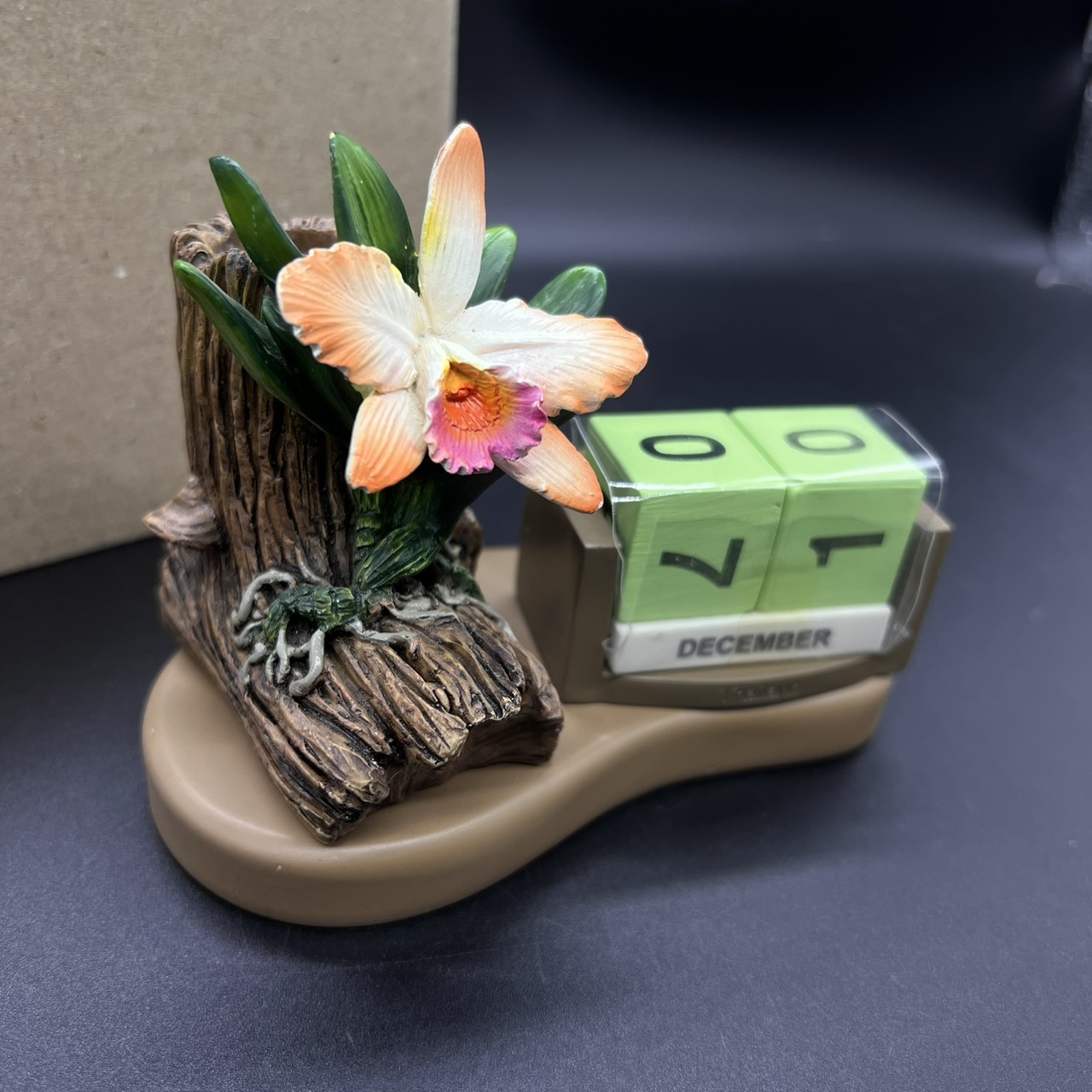 (ซื้อครบ 4,000 บาท รับของกำนัล) ที่เสียบปากกา ตั้งโต๊ะ แบบที่ 2