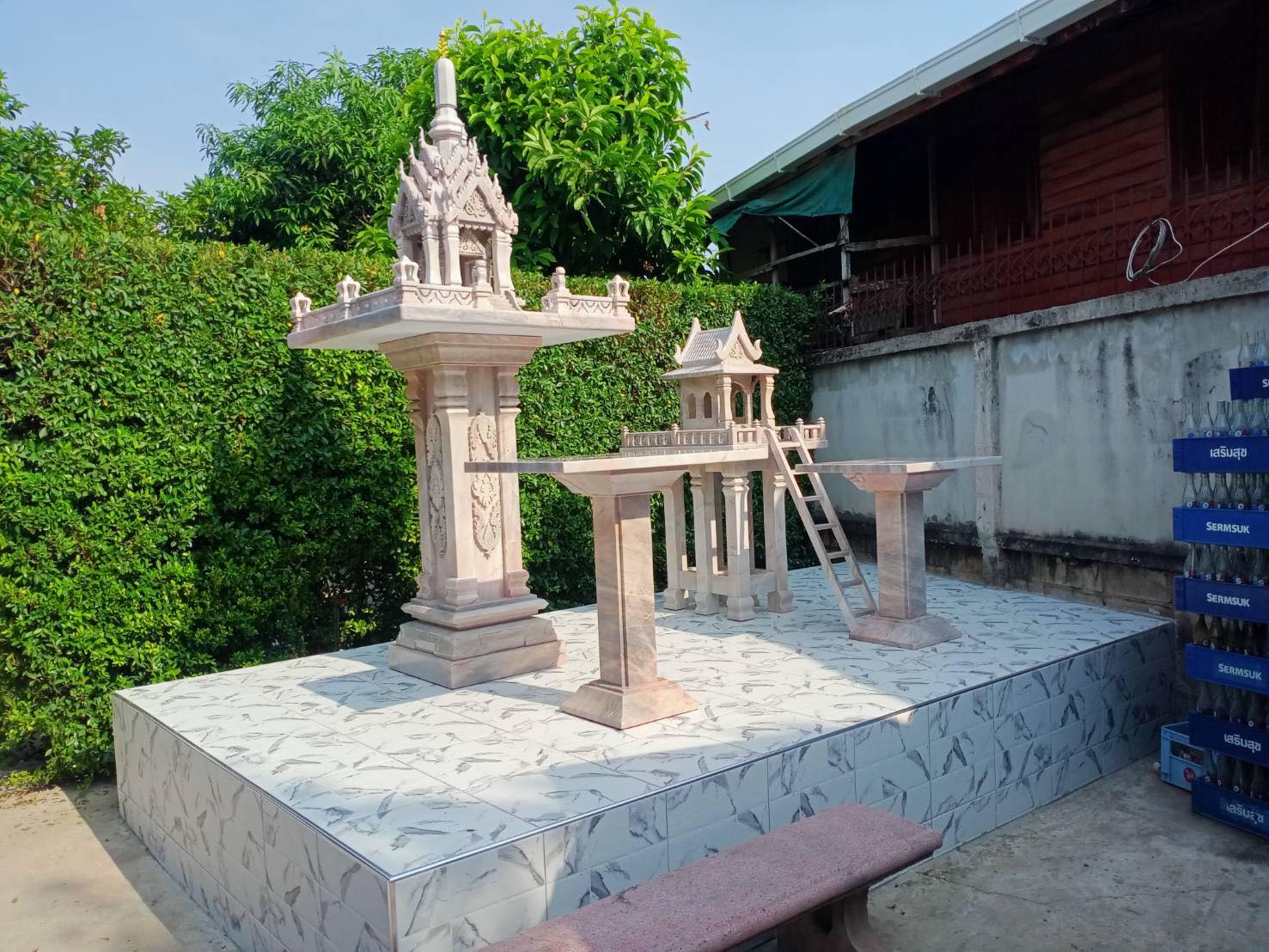 ศาลพระภูมิทรงปราสาทจัตุรมุข